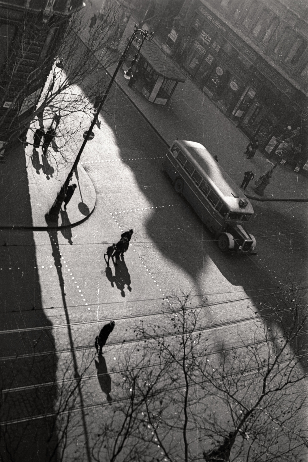 Hungary, Budapest V., Váci utca - Szabad sajtó (Eskü) út kereszteződés. A villamosvágányok jobbra az Erzsébet hídra vezetnek., 1939, Gali, bus, candelabra, street view, MÁVAG-brand, bus stop, rails, Budapest, bird's eye view, public transport line number, crosswalk, shadow, Fortepan #128962