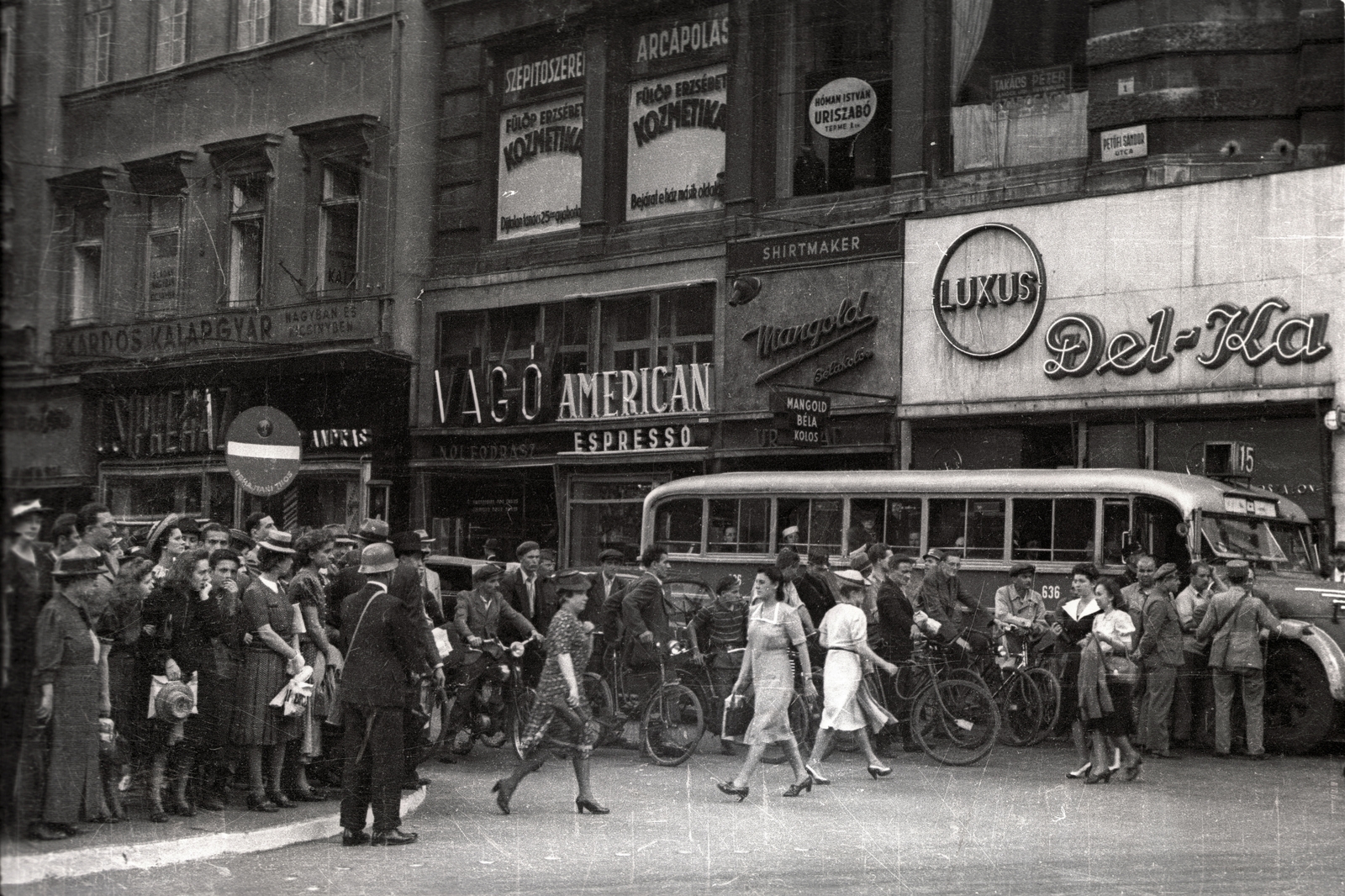 Magyarország, Budapest V., a Petőfi Sándor utca torkolata a Ferenciek tere (Apponyi tér) felől nézve., 1939, Gali, kerékpár, autóbusz, tömeg, motorkerékpár, jelzőtábla, automobil, neon felirat, Budapest, viszonylatszám, Del-Ka Cipő Kereskedelmi Rt, Fortepan #128963