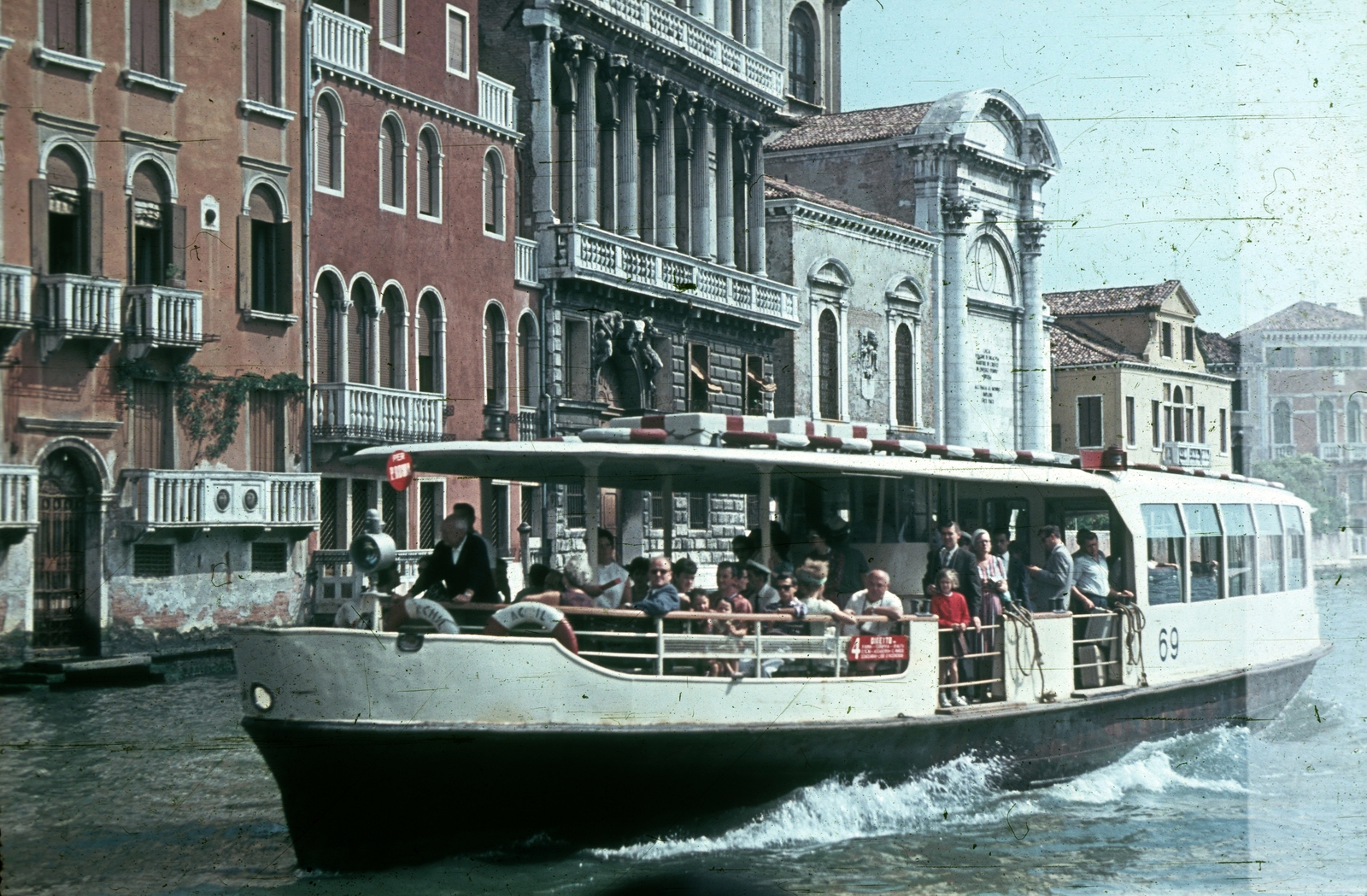 Olaszország, Velence, Canal Grande, háttérben középen a Chiesa di San Geremia déli homlokzata., 1965, Gali, hajó, templom, színes, csatorna, vaporetto, Fortepan #128971