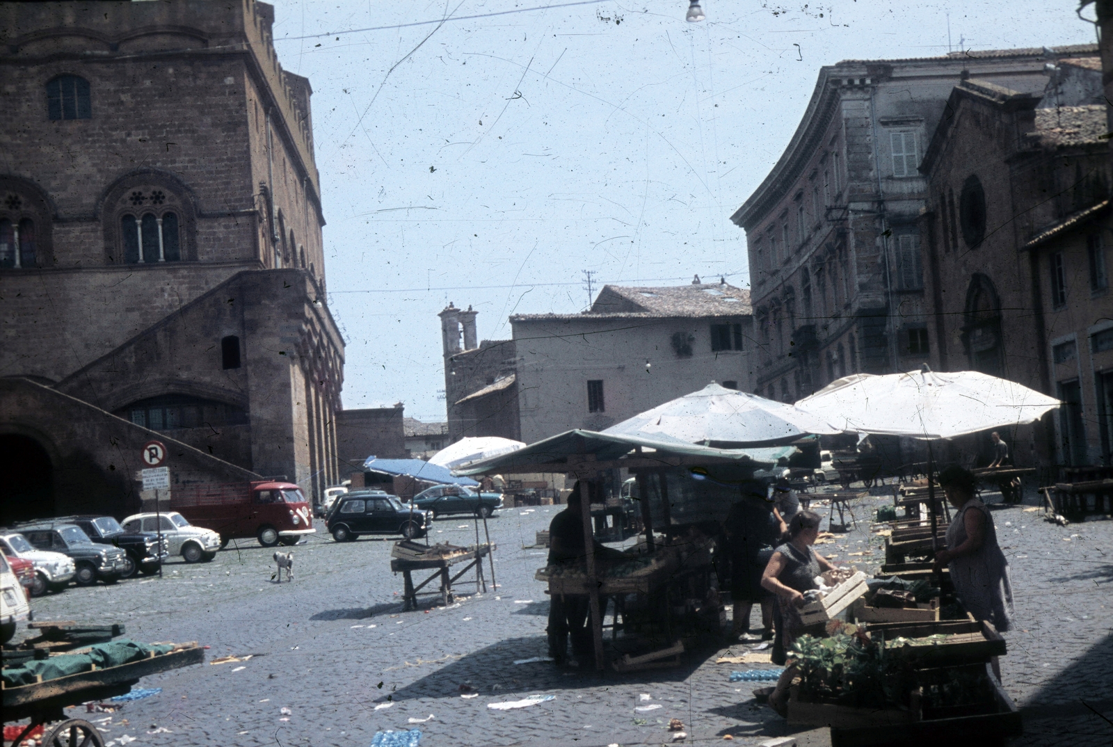 Italy, Orvieto, Piazza del Popolo, balra a Palazzo del Popolo, jobbra a Szent Rókus-templom (Chiesa di San Rocco)., 1965, Gali, market, Italian brand, sunshades, seller, Fortepan #128974