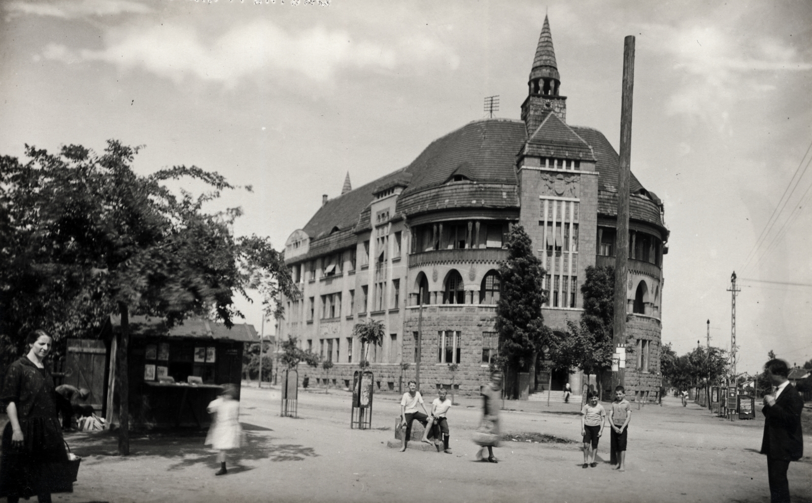 Hungary, Budapest XIX., Wekerletelep, Hungária út - Ady Endre út (Sárkány utca) sarok, rendőrlaktanya (később rendőrkapitányság)., 1928, Gali, Secession, crest, newsstand, police station, Budapest, Art Nouveau architecture, Lajos Schodits-design, Béla Eberling-design, Fortepan #128990