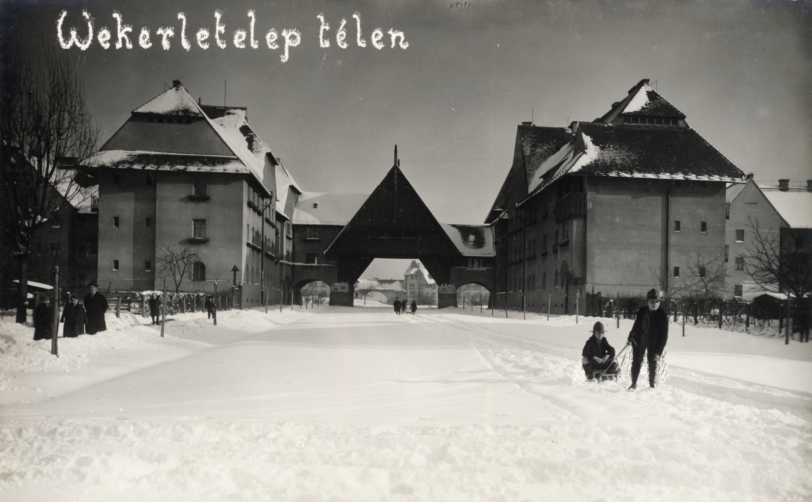 Hungary, Budapest XIX., Wekerletelep, Hungária út szemben a Zrumeczky-kapu, mögötte a Kós Károly (Fő) tér., 1928, Gali, gate, gateway, wooden structure, Budapest, Dezső Zrumeczky-design, Fortepan #128991