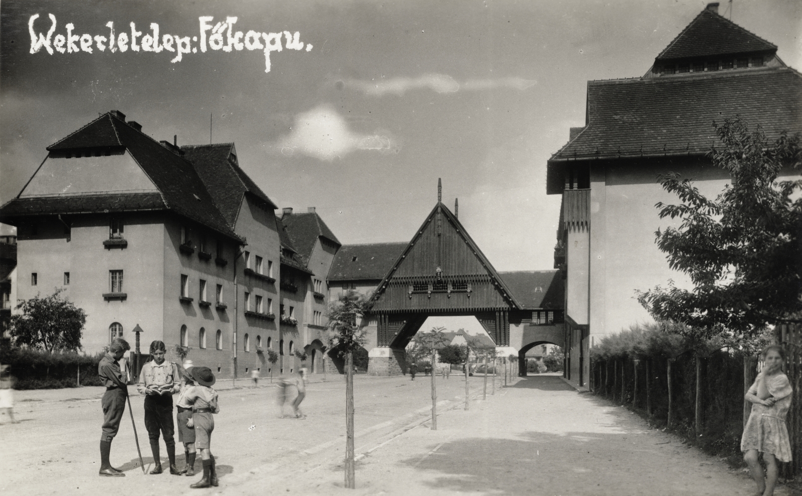 Hungary, Budapest XIX., Wekerletelep, Hungária út szemben a Zrumeczky-kapu, mögötte a Kós Károly (Fő) tér., 1928, Gali, gate, gateway, wooden structure, Budapest, Dezső Zrumeczky-design, Fortepan #128992
