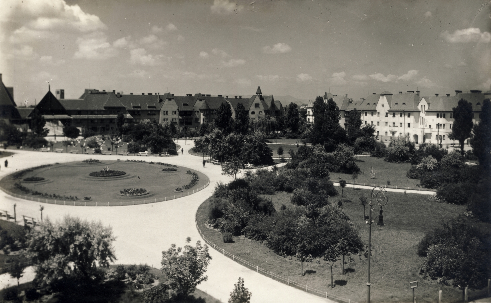 Hungary, Budapest XIX., Wekerletelep, Kós Károly (Fő) tér, szemben a Zrumeczky-kapu és a Mészáros Lőrinc utca (Kálmán király út) közötti háztömb., 1928, Gali, Budapest, Károly Kós-design, Dezső Zrumeczky-design, Fortepan #128999