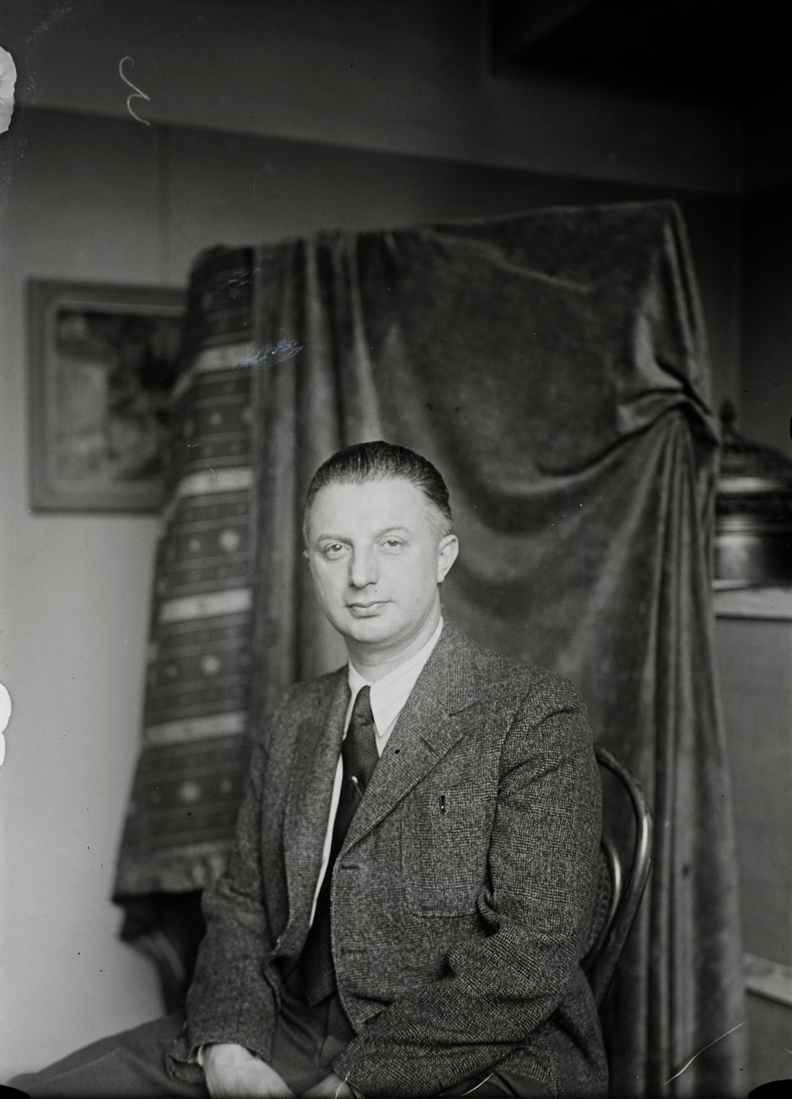 Magyarország, Budapest XIII., Dráva utca 12. III. emelet, a felvétel Bánovszky Miklós festőművész műtermében portréfestéshez készült., 1939, Gyimesi Kinga, Bánovszky Miklós, Budapest, műterem, Fortepan #129002