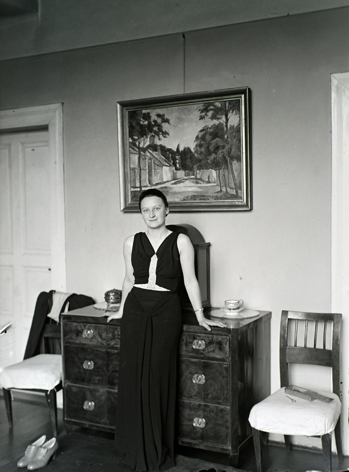 Magyarország, Budapest XIII., Dráva utca 12. III. emelet, a felvétel Bánovszky Miklós festőművész műtermében portréfestéshez készült., 1939, Gyimesi Kinga, Bánovszky Miklós, Budapest, műterem, komód, festmény, Fortepan #129005
