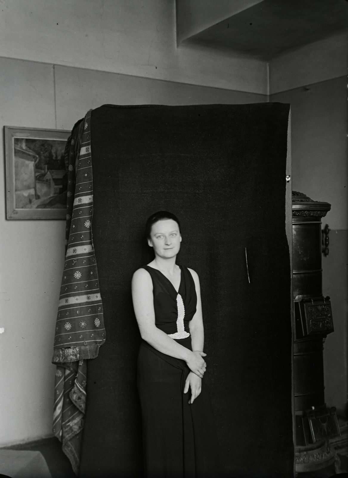 Hungary, Budapest XIII., Dráva utca 12. III. emelet, a felvétel Bánovszky Miklós festőművész műtermében portréfestéshez készült., 1939, Gyimesi Kinga, Bánovszky Miklós, Budapest, studio, stove, Fortepan #129006