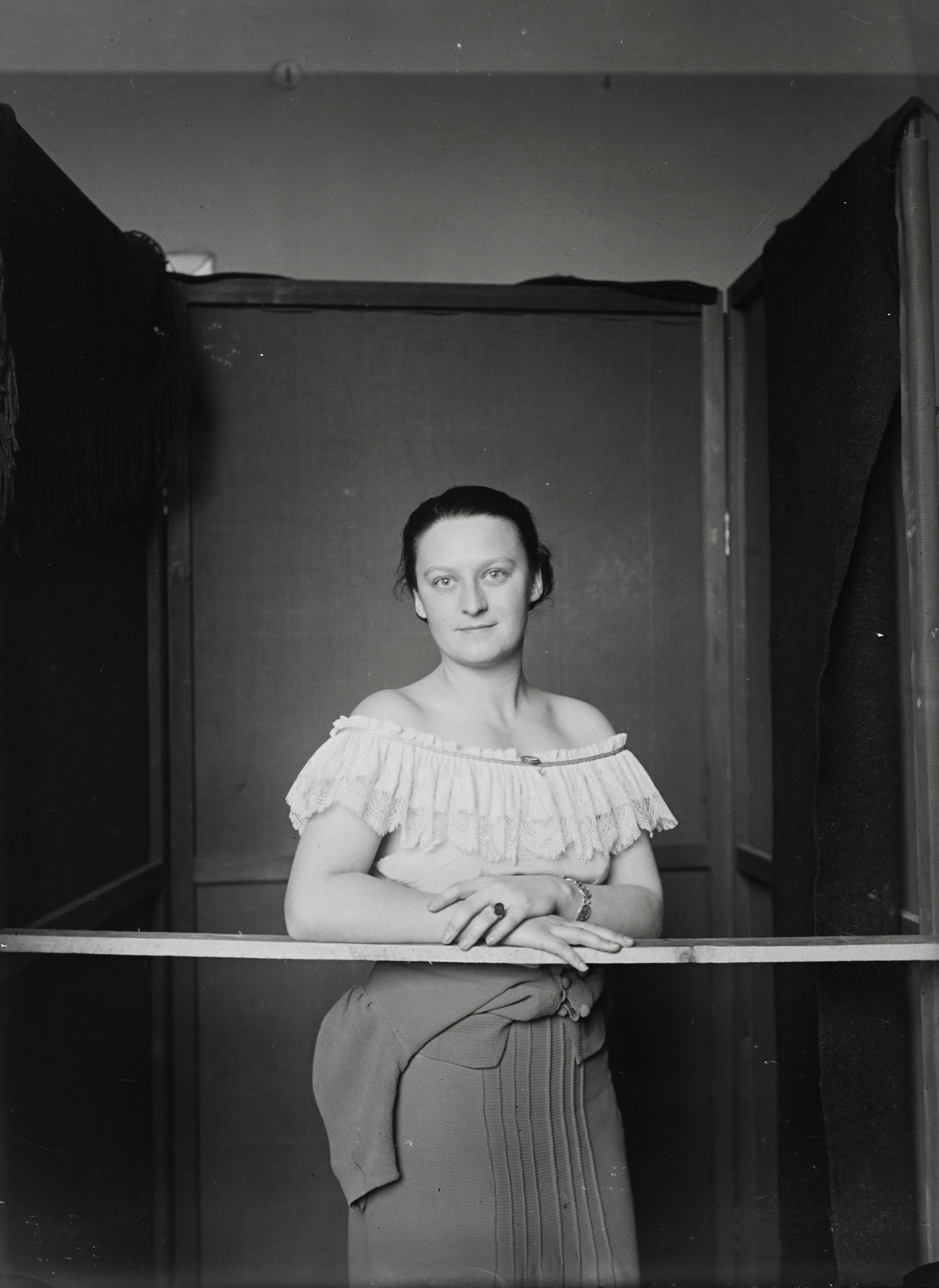 Magyarország, Budapest XIII., Dráva utca 12. III. emelet, a felvétel Bánovszky Miklós festőművész műtermében portréfestéshez készült., 1939, Gyimesi Kinga, Bánovszky Miklós, Budapest, műterem, festett háttér, Fortepan #129007