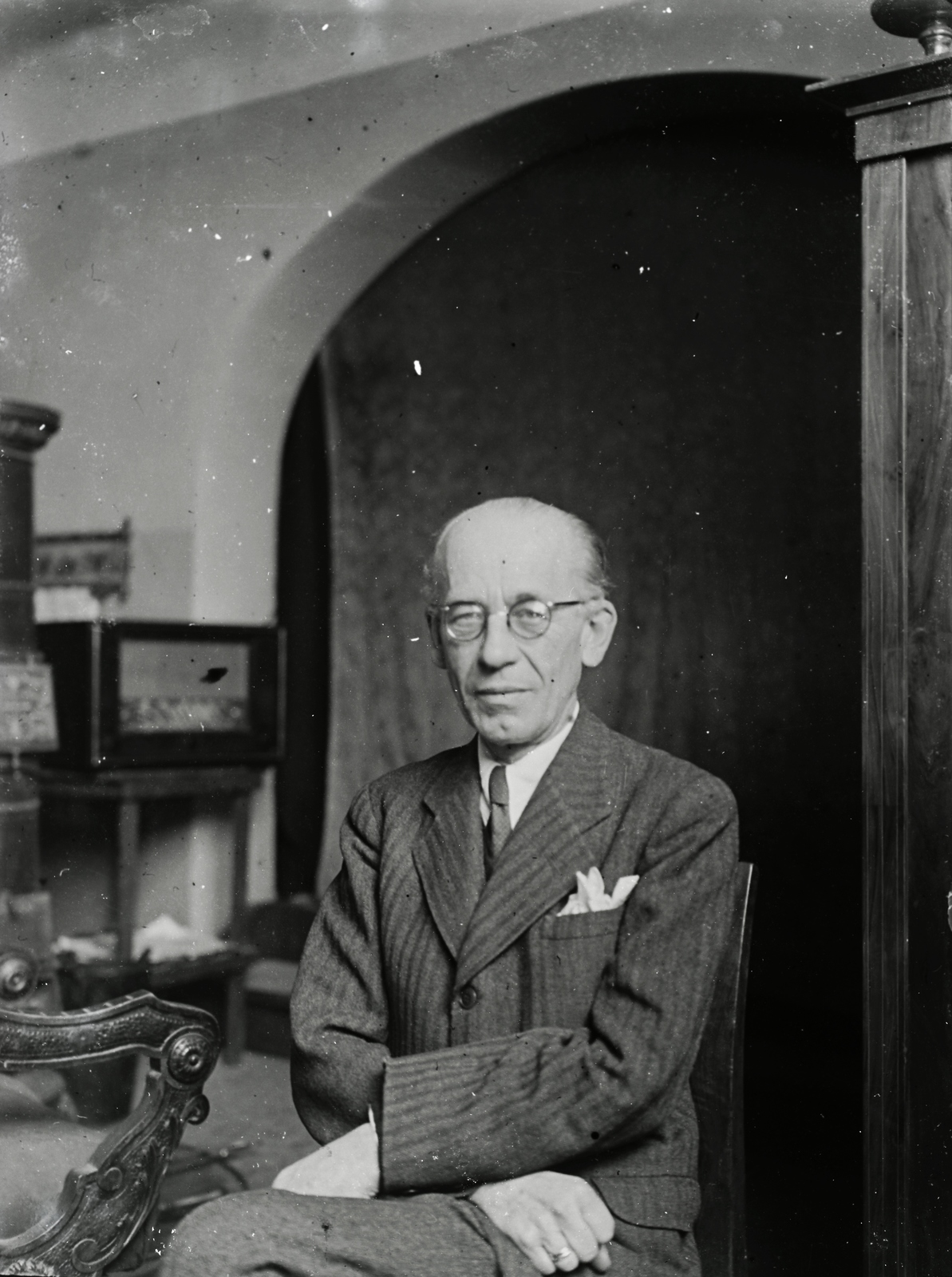 Hungary, Budapest XIII., Dráva utca 12. III. emelet, a felvétel Bánovszky Miklós festőművész műtermében portréfestéshez készült., 1939, Gyimesi Kinga, Bánovszky Miklós, Budapest, studio, Fortepan #129011