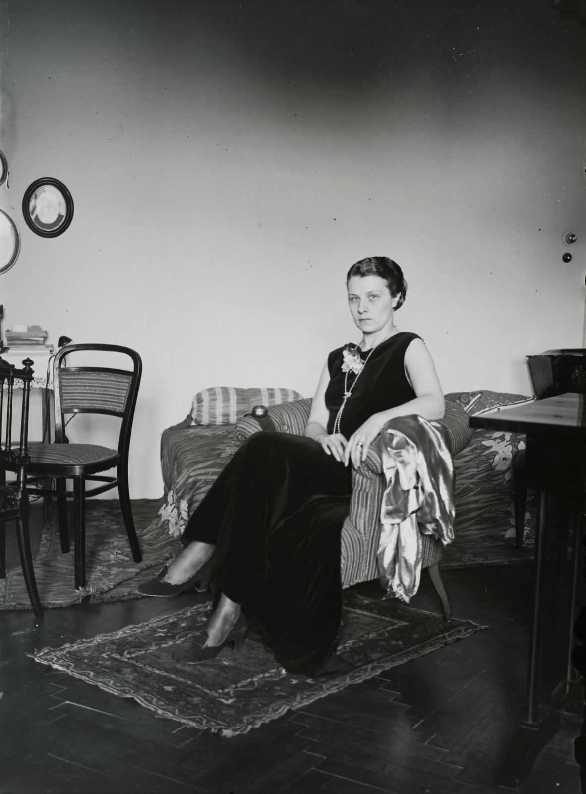 Hungary, Budapest XIII., Dráva utca 12. III. emelet, a felvétel Bánovszky Miklós festőművész műtermében portréfestéshez készült., 1939, Gyimesi Kinga, Bánovszky Miklós, Budapest, studio, portrait, Fortepan #129013