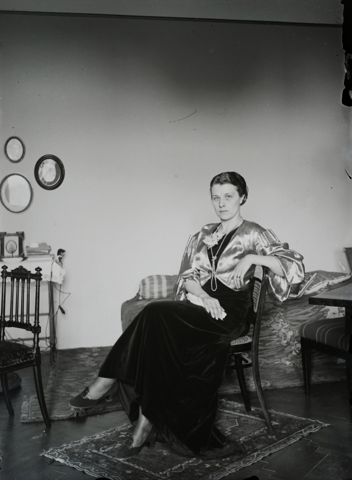 Magyarország, Budapest XIII., Dráva utca 12. III. emelet, a felvétel Bánovszky Miklós festőművész műtermében portréfestéshez készült., 1939, Gyimesi Kinga, Bánovszky Miklós, Budapest, műterem, portré, Fortepan #129014