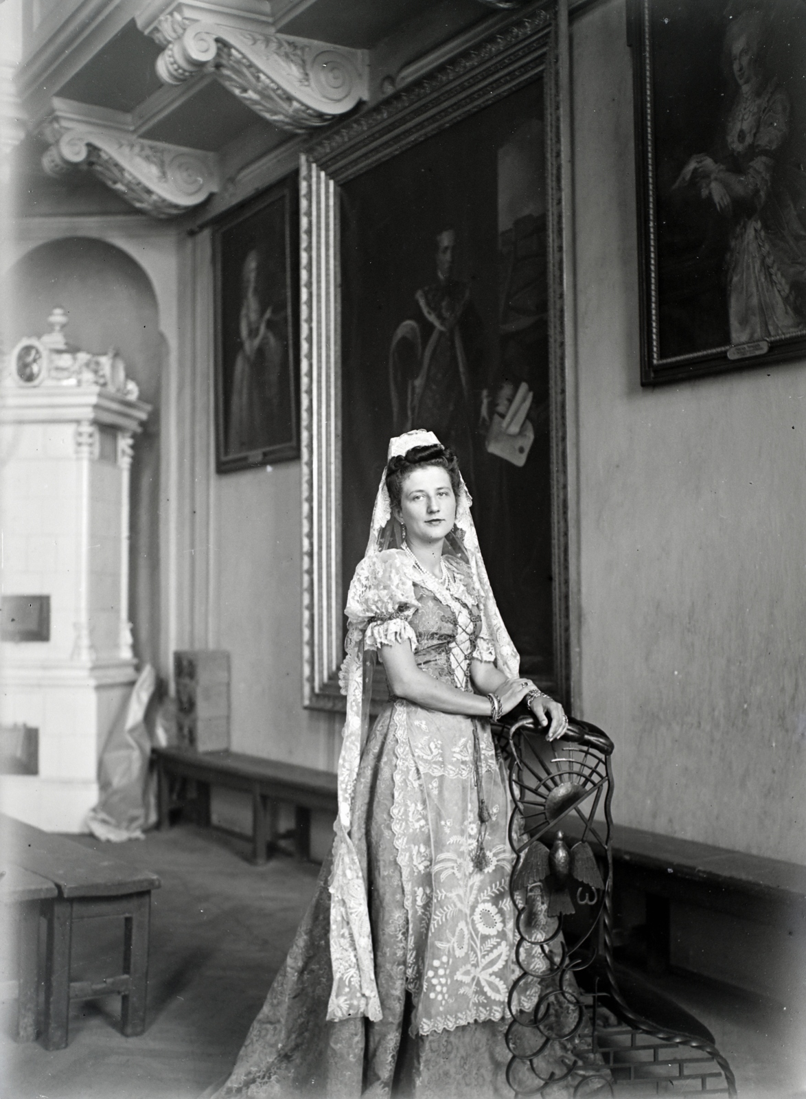 Magyarország, Miskolc, a Vármegyeháza díszterme, a felvételt Bánovszky Miklós festőművész portréfestéshez készitette., 1940, Gyimesi Kinga, Bánovszky Miklós, díszmagyar, József nádor-ábrázolás, Fortepan #129016