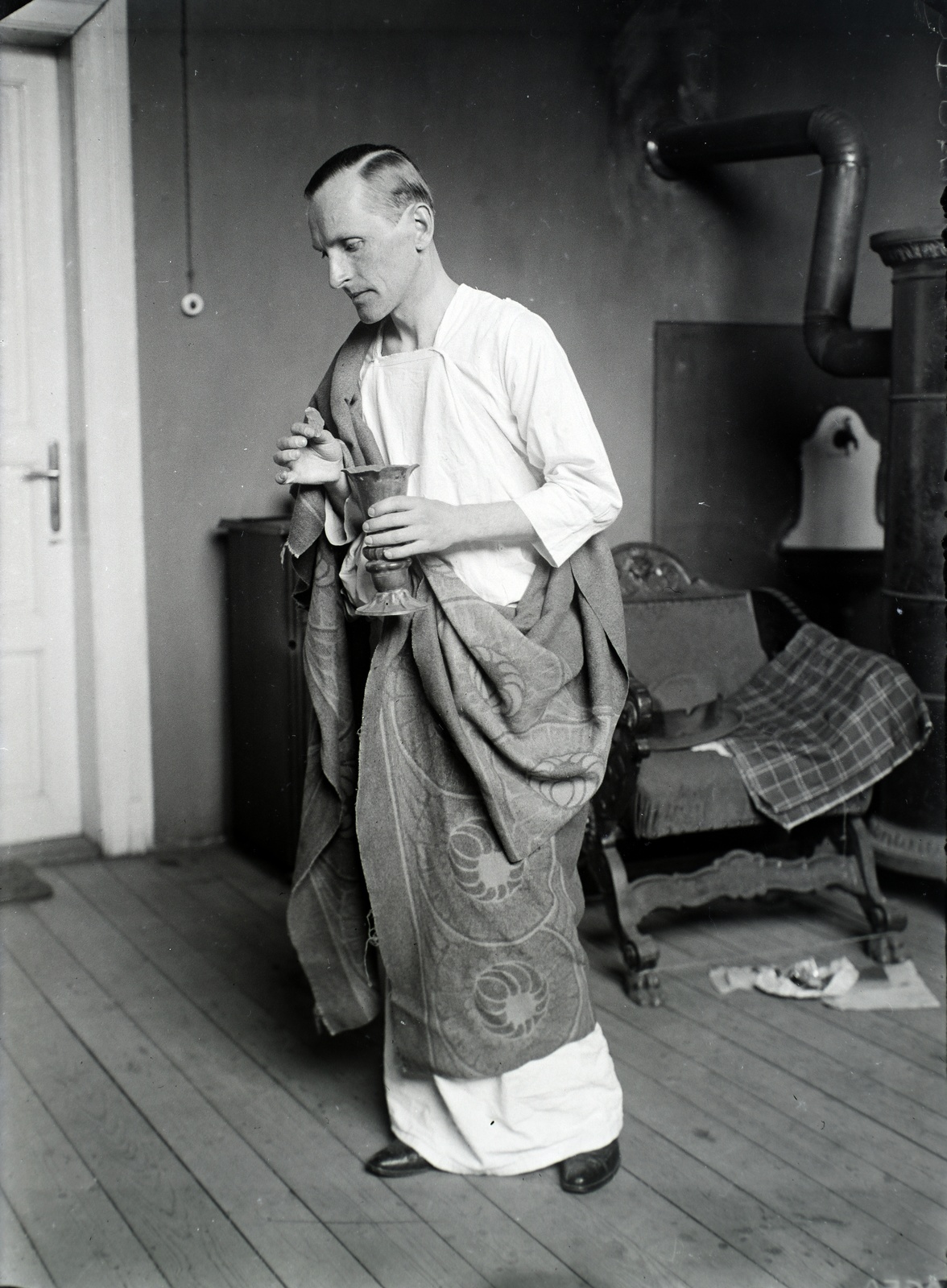 Hungary, Budapest XIII., Dráva utca 12. III. emelet, a portréfestéshez készült felvételen Bánovszky Miklós festőművész műtermében., 1941, Gyimesi Kinga, Bánovszky Miklós, Budapest, studio, Fortepan #129050