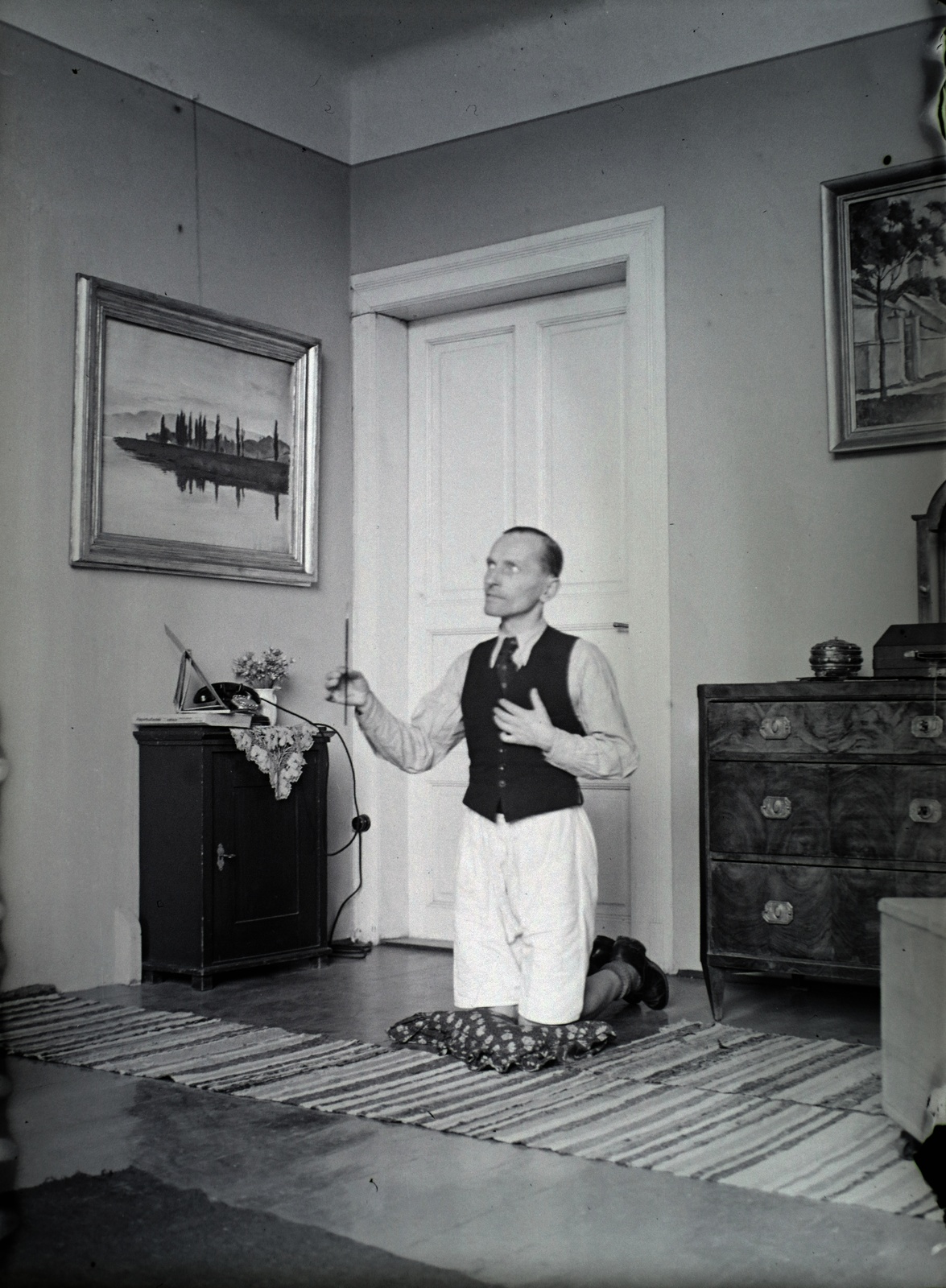 Hungary, Budapest XIII., Dráva utca 12. III. emelet, a portréfestéshez készült felvételen Bánovszky Miklós festőművész műtermében., 1942, Gyimesi Kinga, Bánovszky Miklós, posture, Budapest, studio, Fortepan #129057