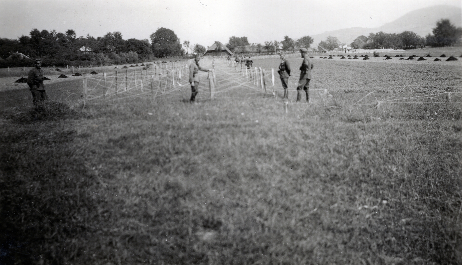 Románia,Erdély, Észak-Erdély. A felvétel a magyar csapatok bevonulása idején készült., 1940, Hajdu Fedő Károly, drótakadály, szögesdrót, Fortepan #129066