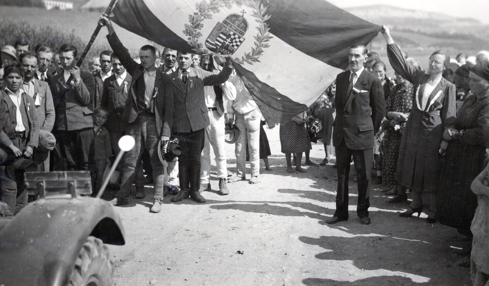 Romania,Transylvania, Észak-Erdély. A felvétel a magyar csapatok bevonulása idején készült., 1940, Hajdu Fedő Károly, flag, crest, conscription, Fortepan #129070
