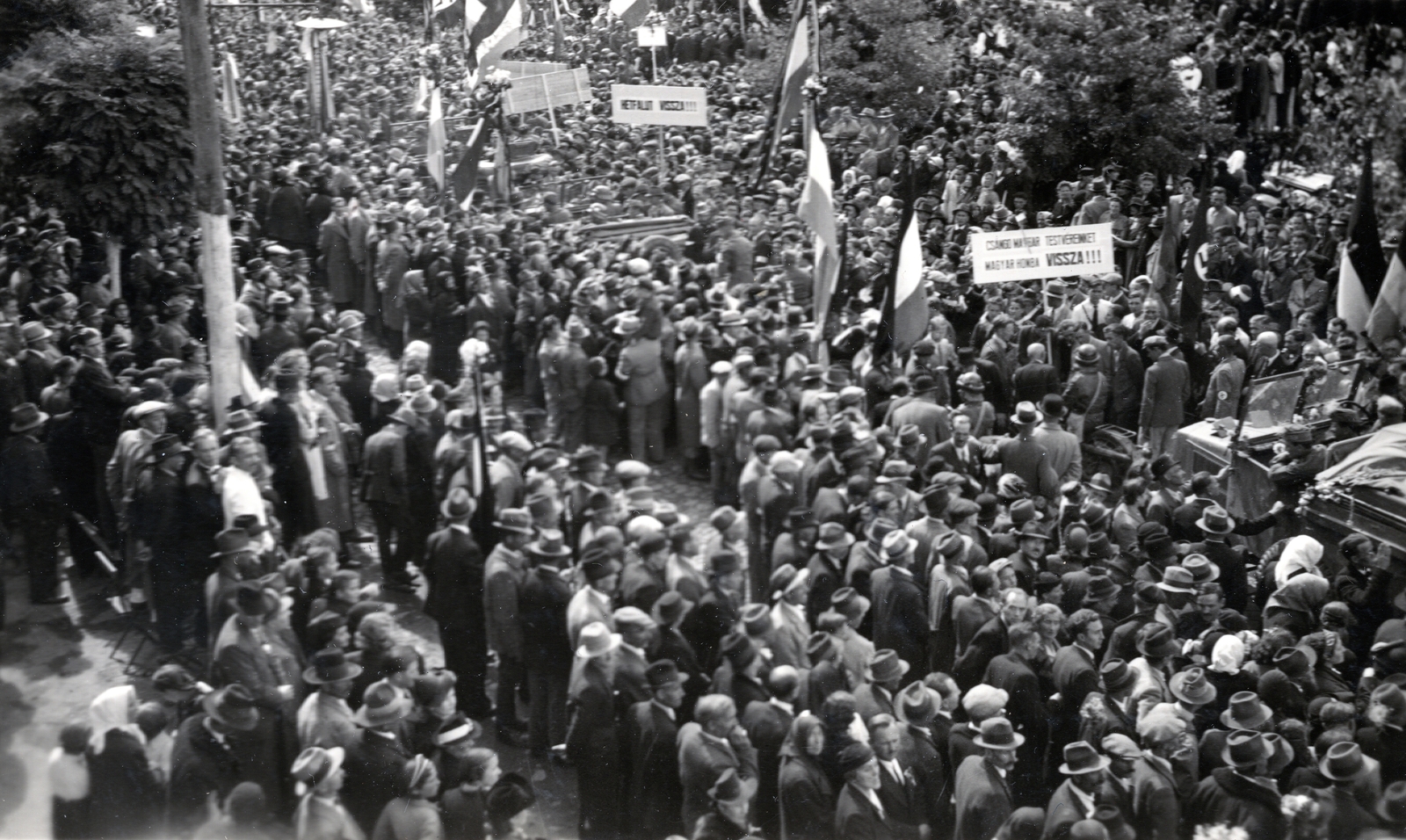 Romania,Transylvania, Seregélyes, Szabadság tér, a felvétel a magyar csapatok bevonulása idején, 1940. szeptember 12-én készült., 1940, Hajdu Fedő Károly, banner, motorcycle, Fortepan #129077