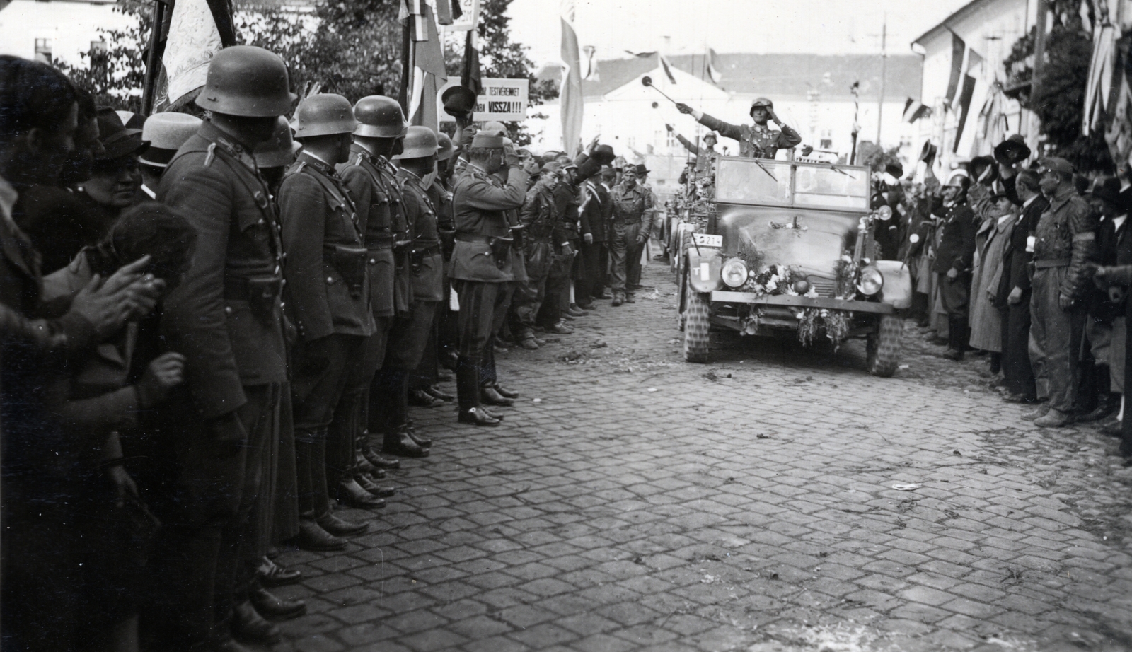 Romania,Transylvania, Seregélyes, Szabadság tér, a magyar csapatok bevonulása a városba 1940. szeptember 12-én., 1940, Hajdu Fedő Károly, Krupp-brand, banner, flower decoration, Fortepan #129078