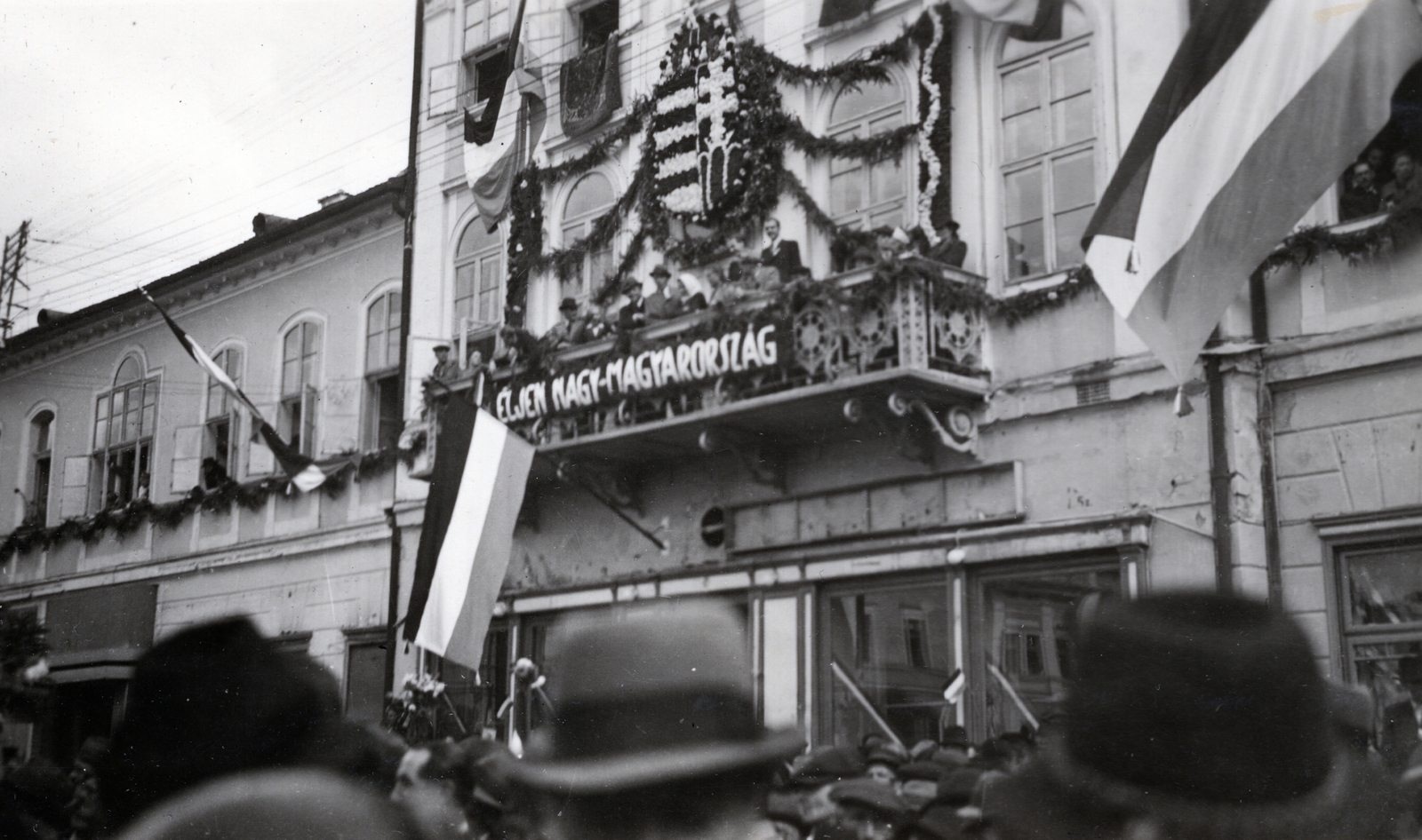 Románia,Erdély, Sepsiszentgyörgy, Szabadság tér, szemben a Városháza. A felvétel a magyar csapatok bevonulása idején, 1940. szeptember 12-én készült., 1940, Hajdu Fedő Károly, címer, virágdíszítés, Fortepan #129079