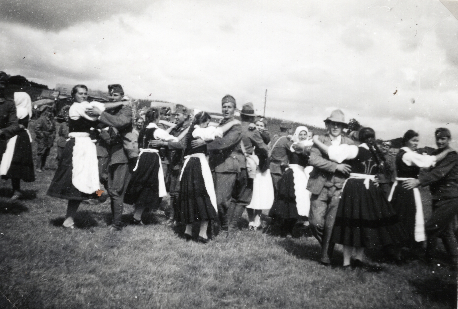 Romania,Transylvania, Észak-Erdély. A felvétel a magyar csapatok bevonulása idején készült., 1940, Hajdu Fedő Károly, dance, folk costume, Fortepan #129081