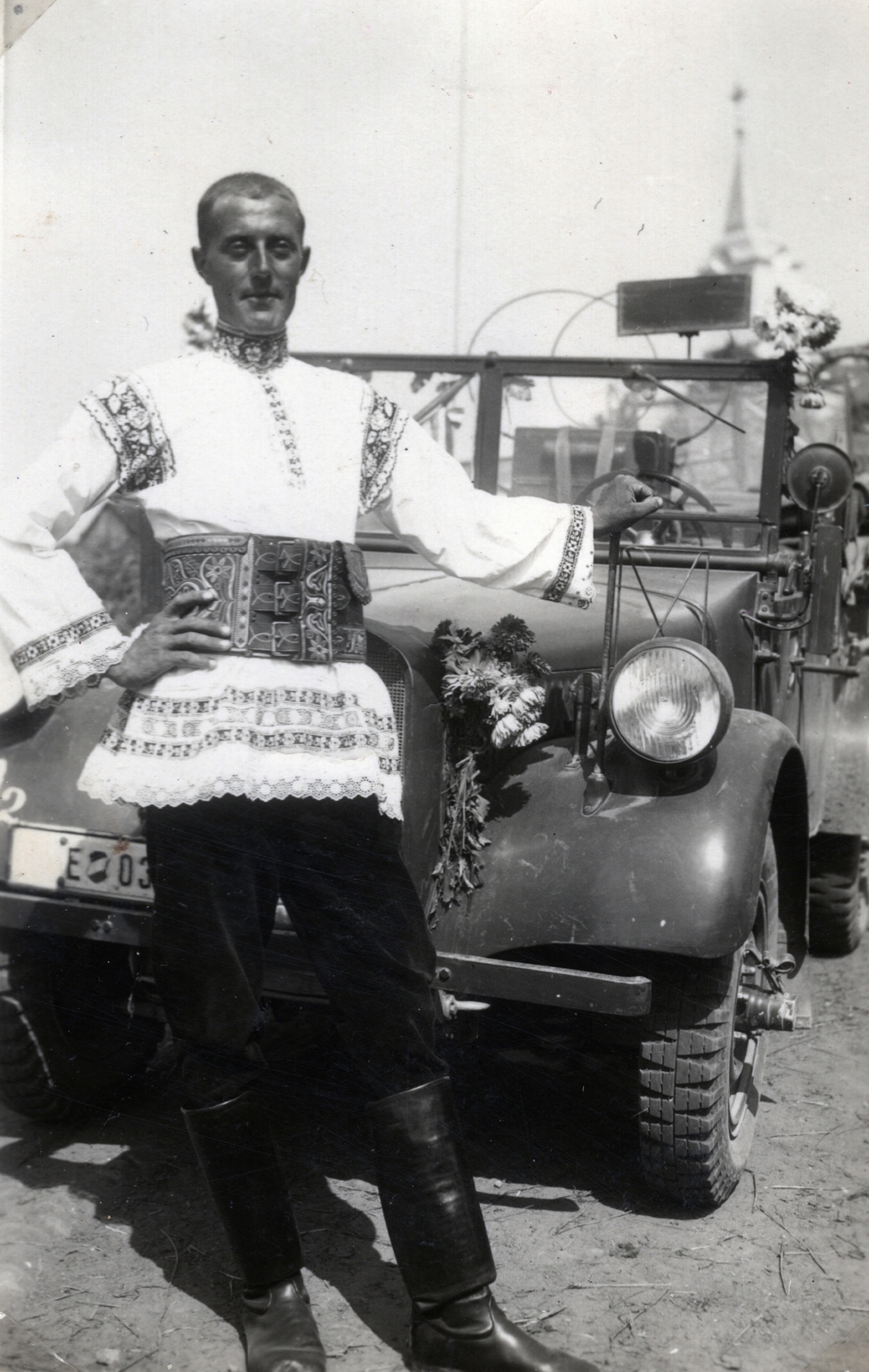 Ukraine, háttérben a református templom., 1940, Hajdu Fedő Károly, folk costume, number plate, conscription, Mercedes-brand, Fortepan #129087