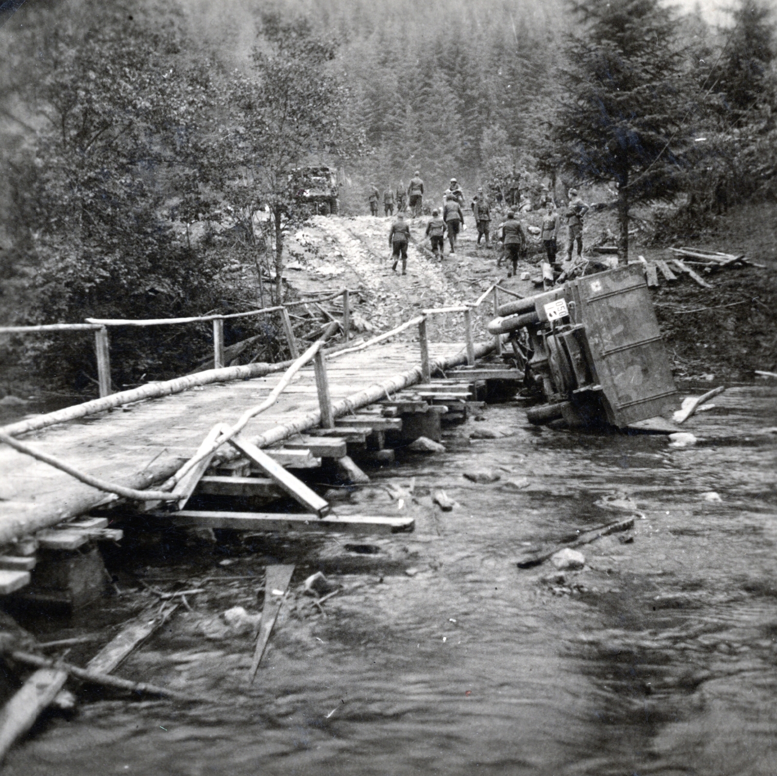 1941, Hajdu Fedő Károly, accident, second World War, wooden bridge, commercial vehicle, number plate, Fortepan #129102