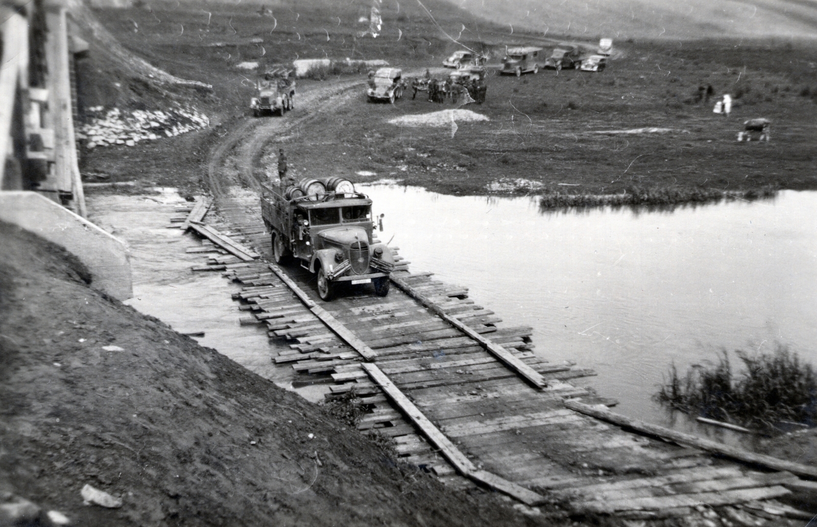 Ukraine, Skala-Podilska, ideiglenes átkelő a Zbrucs folyó felrobbantott hídja mellett., 1941, Hajdu Fedő Károly, commercial vehicle, second World War, temporary bridge, eastern front, Fortepan #129106