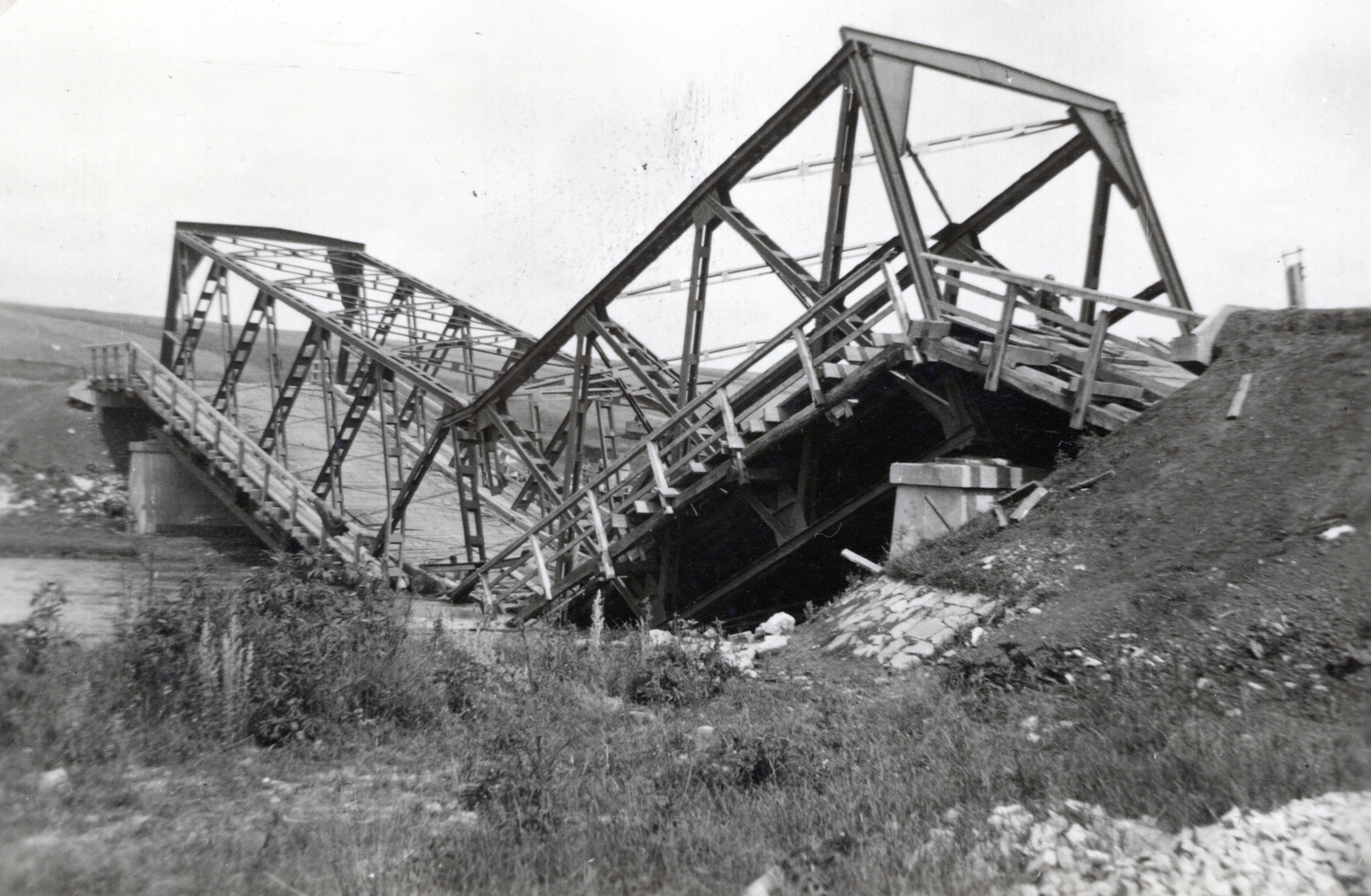 Ukraine, Skala-Podilska, a Zbrucs folyó felrobbantott hídja., 1941, Hajdu Fedő Károly, eastern front, second World War, wrecked bridge, truss bridge, Fortepan #129114