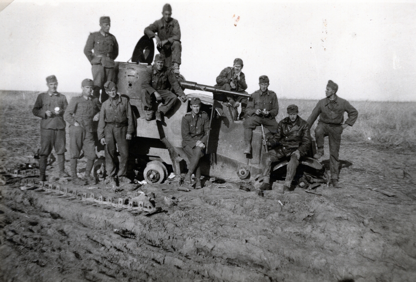 1941, Hajdu Fedő Károly, eastern front, armoured car, second World War, wreck, Hungarian soldier, Бронеавтомобиль БА-10, track, Fortepan #129122