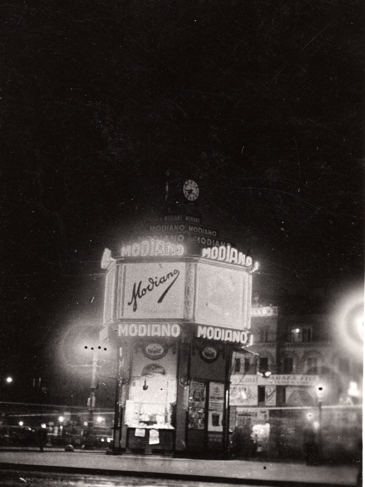 Hungary, Budapest VI., Nyugati (Berlini) tér, "Banán sziget"., 1935, Heinzely Béla, ad, neon sign, ad pillar, Budapest, Fortepan #129152