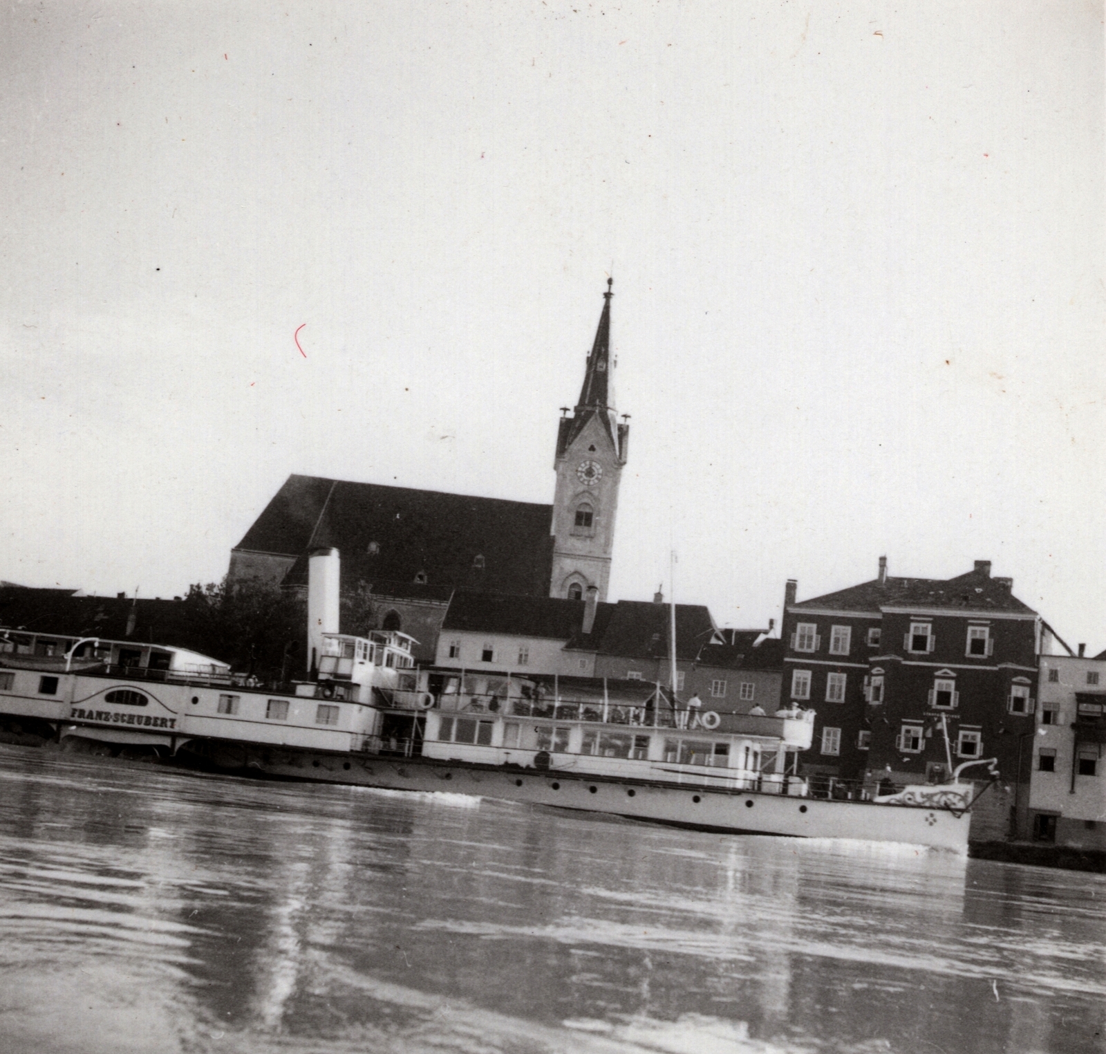Austria, Ybbs an der Donau, Franz Schubert gőzös a Dunán, mögötte a Szent Lőrinc-templom (Pfarrkirche St. Lorenz)., 1940, Heinzely Béla, Fortepan #129163
