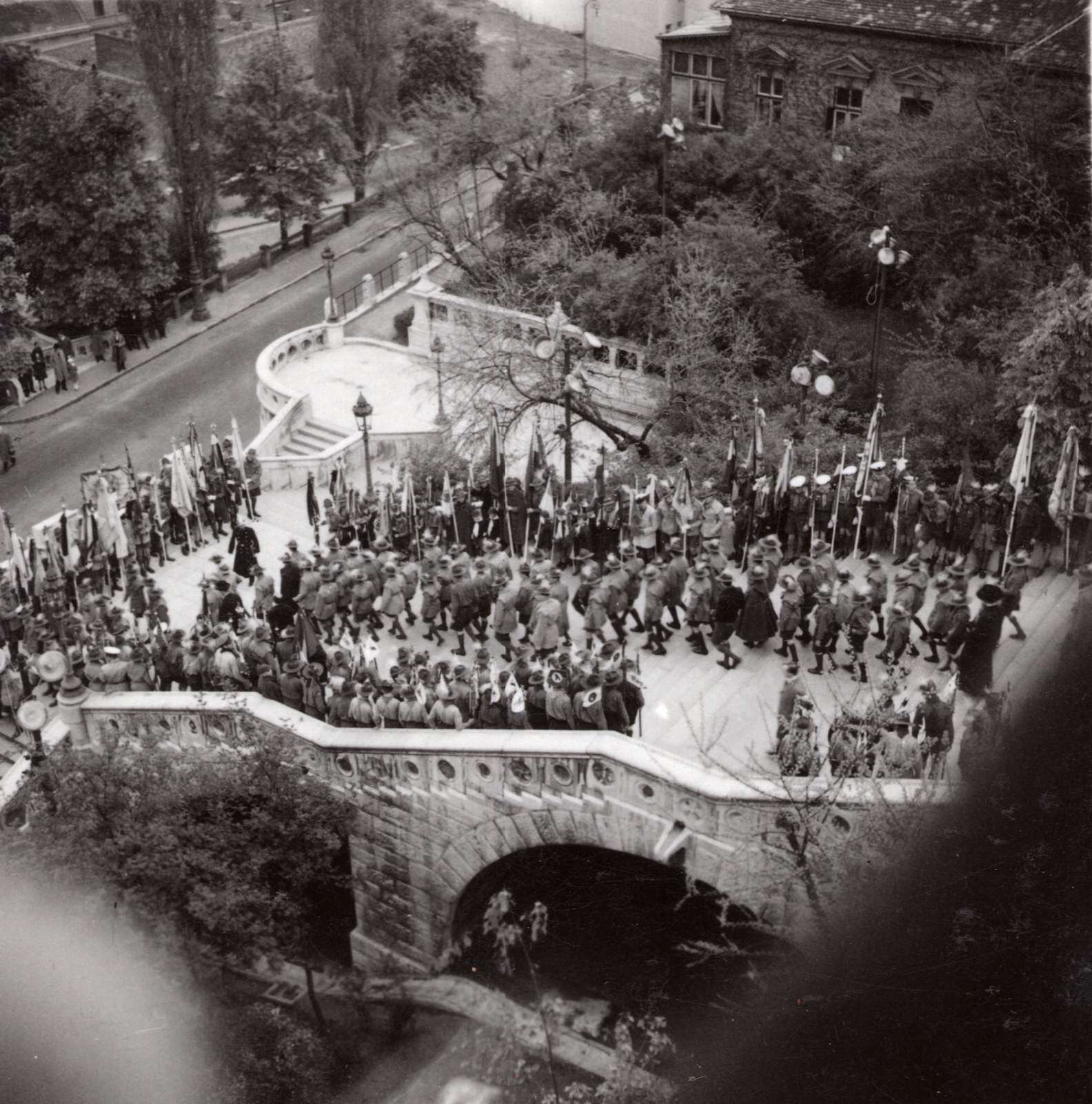 Hungary, Halászbástya, Budapest I., Schulek lépcső, cserkészek ünnepélye védőszentjük, Szent György szobránál 1936. április 26-án., 1940, Heinzely Béla, scouting, Budapest, Fortepan #129171