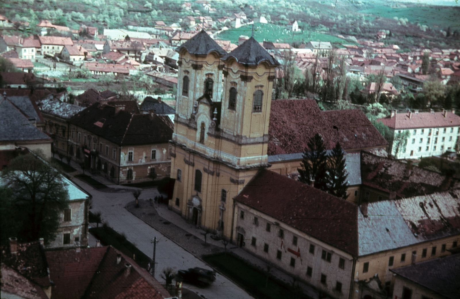 Hungary, Eger, kilátás a Líceum teraszáról a Kossuth Lajos utca és a Ferences templom felé., 1955, Heinzely Béla, colorful, picture, Fortepan #129179