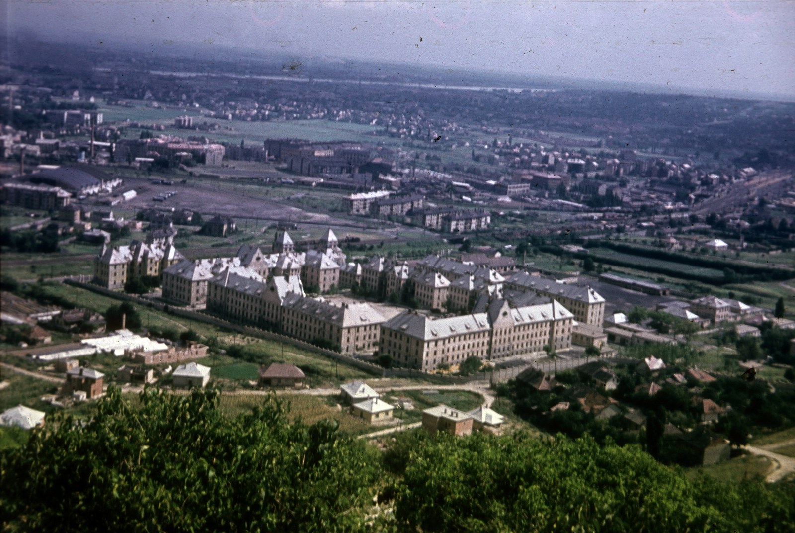 Magyarország, Budapest XI., kilátás a Sas-hegyről a Petőfi laktanya és Kelenföld felé., 1959, Heinzely Béla, Budapest, Fortepan #129184