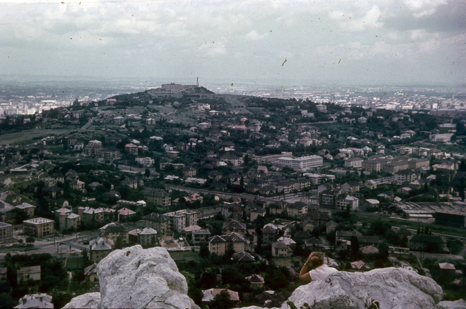 Magyarország, Budapest XI., látkép a Sas-hegy szikláiról a Gellért-hegy felé nézve. Középpontban a Villányi út és a Déli vasút vonalának találkozása, feljebb a Kertészeti és Szőlészeti Főiskola épülete (később Szent István Egyetem, majd Magyar Agrár- és Élettudományi Egyetem, Budai Campus)., 1959, Heinzely Béla, Budapest, Fortepan #129185