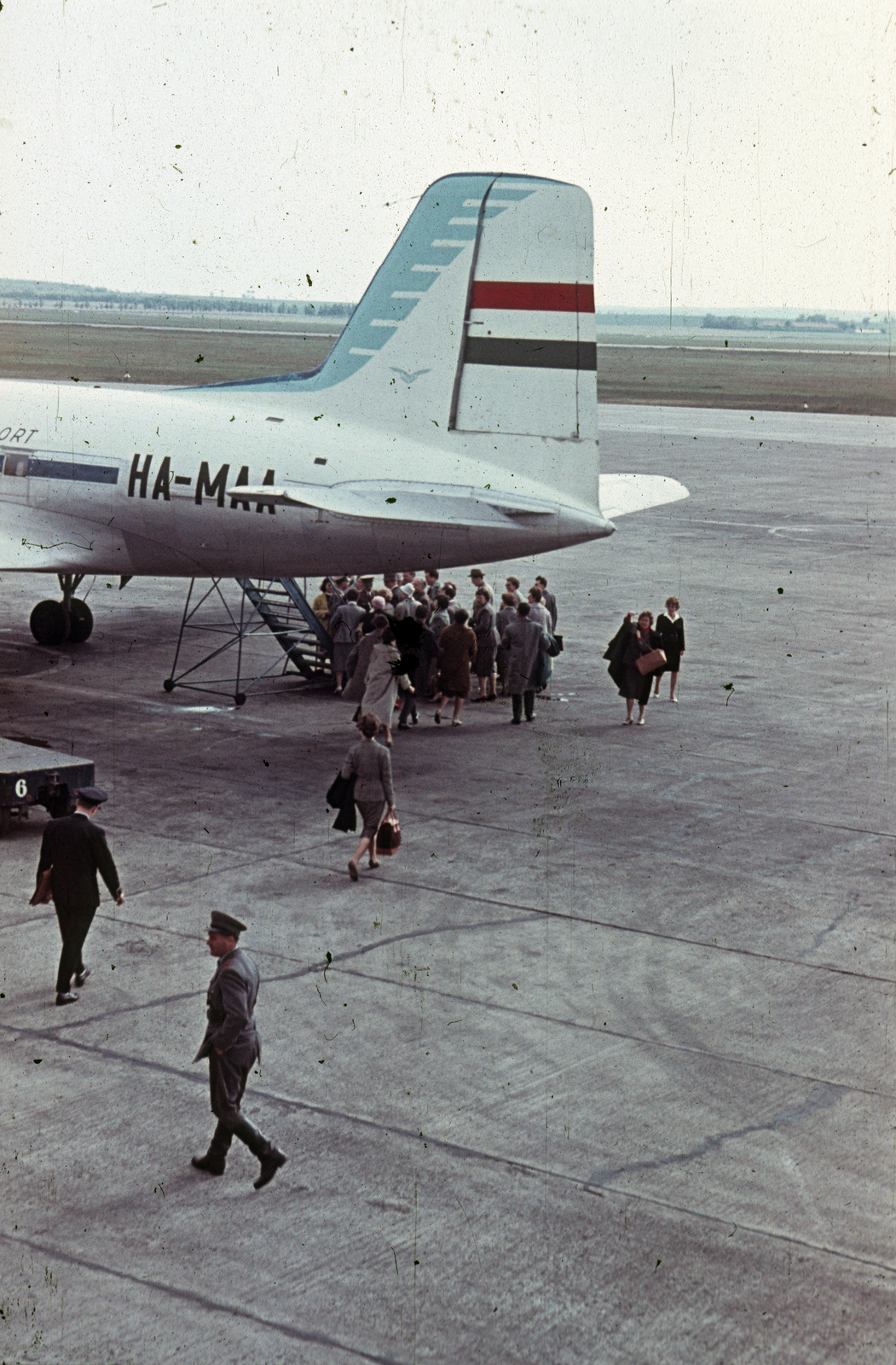 Hungary, Ferihegy (now - Ferenc Liszt) International Airport, Budapest XVIII., 1960, Heinzely Béla, colorful, Budapest, Fortepan #129187