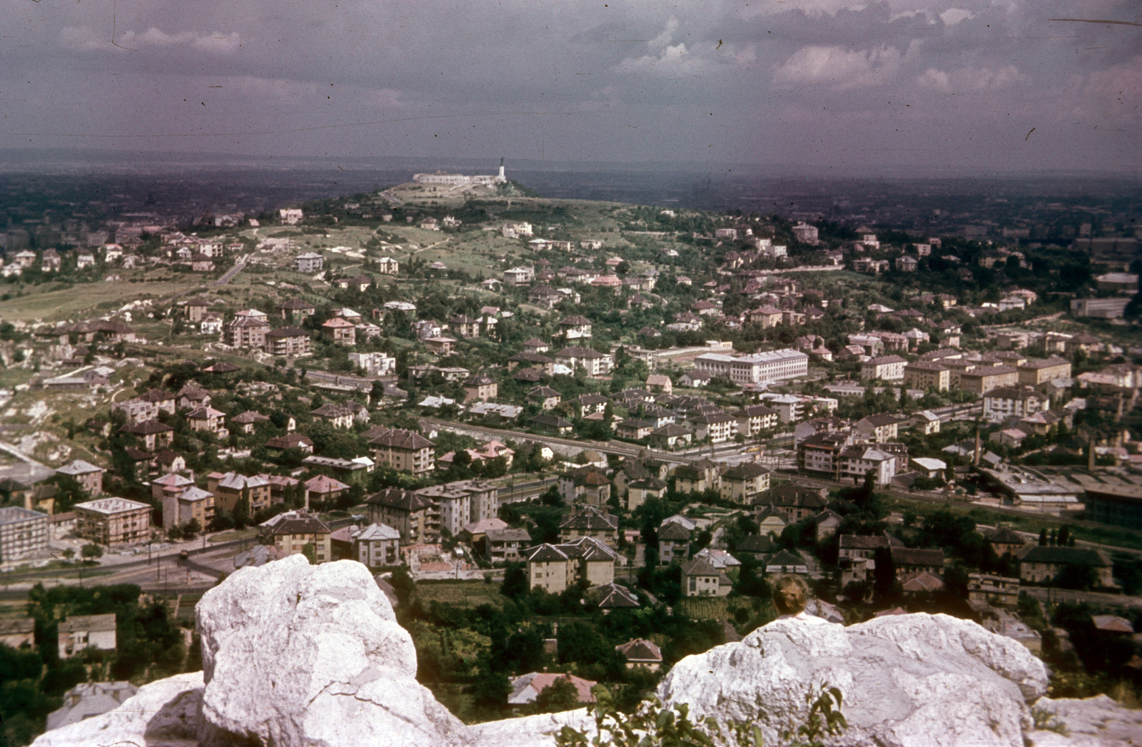 Magyarország, Budapest XI., látkép a Sas-hegy szikláiról a Gellért-hegy felé nézve. Középpontban a Villányi út és a Déli vasút vonalának találkozása, feljebb a Kertészeti és Szőlészeti Főiskola épülete (később Szent István Egyetem, majd Magyar Agrár- és Élettudományi Egyetem, Budai Campus)., 1959, Heinzely Béla, Budapest, Fortepan #129190