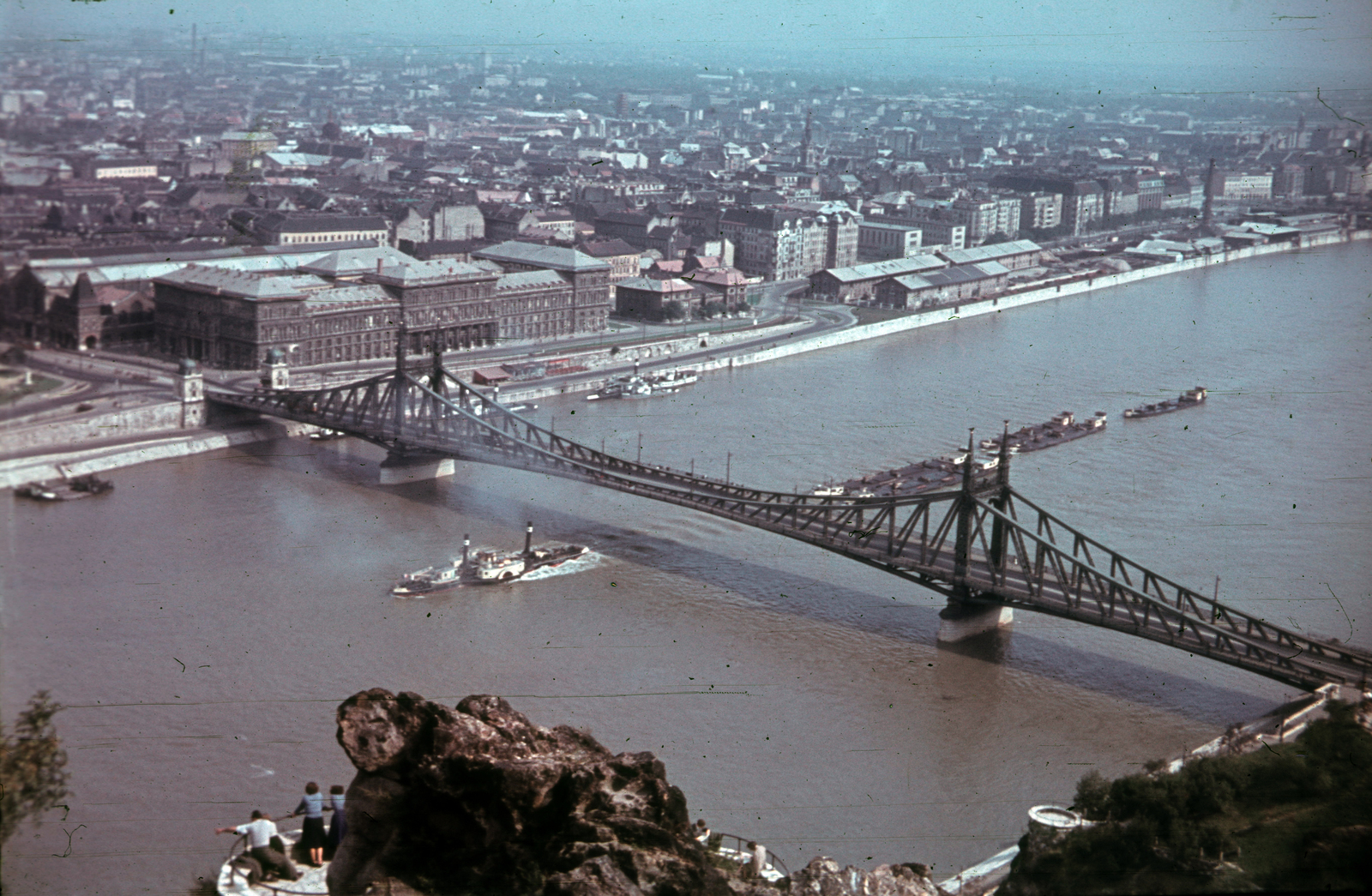 Hungary, Budapest IX.,Budapest XI., kilátás a Szabadság híd felé. A Duna túlpartján balra a Marx Károly Közgazdaságtudományi Egyetem (később Corvinus Egyetem) épülete, tőle jobbra a Közraktárak., 1955, Heinzely Béla, colorful, picture, Budapest, Fortepan #129231