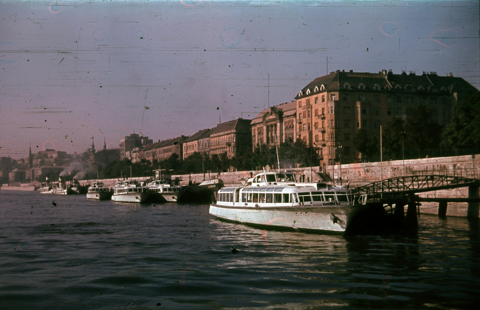 Magyarország, Budapest II., vizibusz a Bem József téri hajóállomáson, háttérben a rakpart épületei a Dunáról nézve., 1962, Heinzely Béla, Budapest, Fortepan #129233