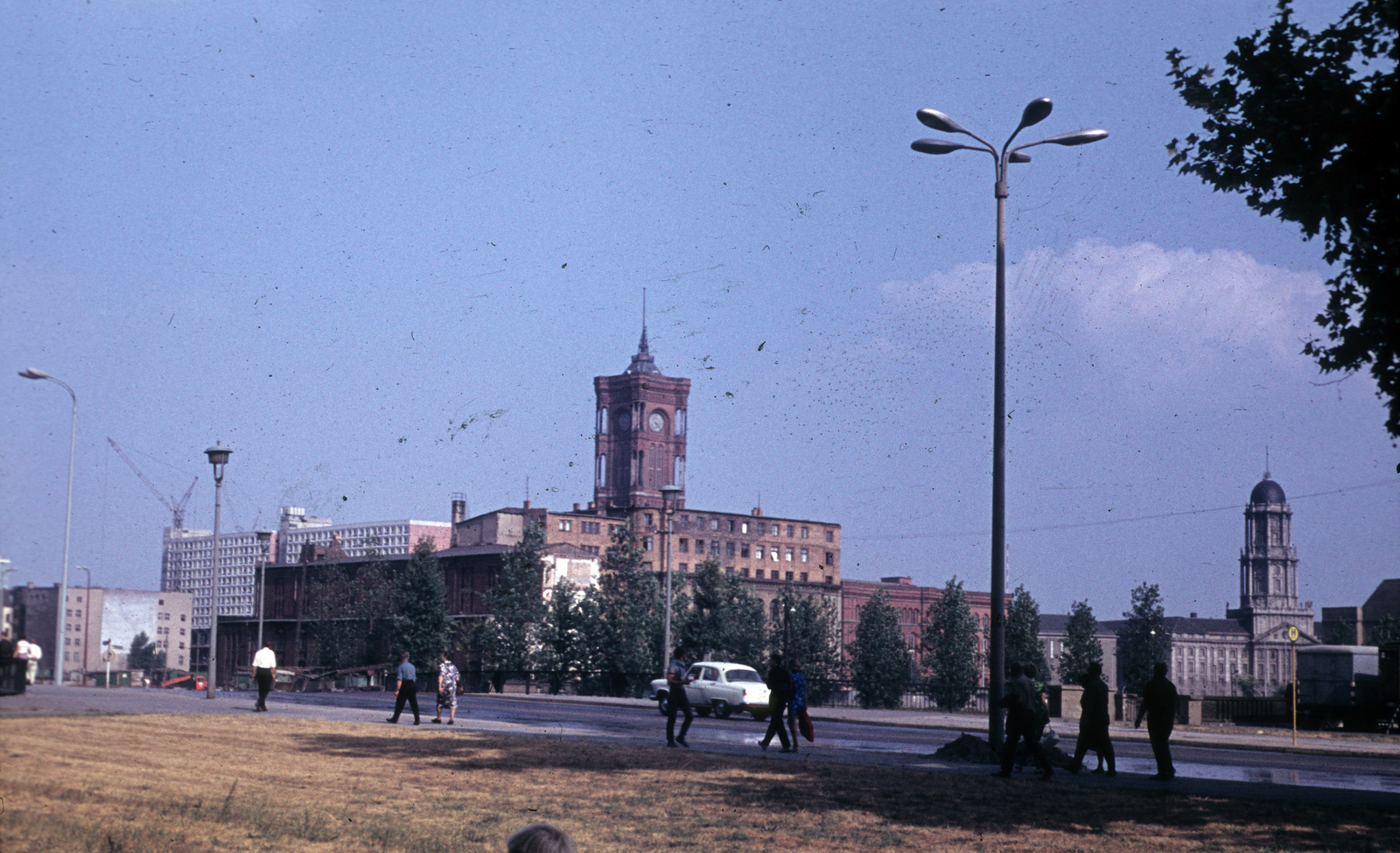 Németország, Berlin, Kelet-Berlin, Múzeum-sziget, szemben a Spree folyó túlpartján középen a Vörös Városháza (Rotes Rathaus), jobbra a Régi Városháza (Altes Stadthaus)., 1972, Heinzely Béla, NDK, Fortepan #129237