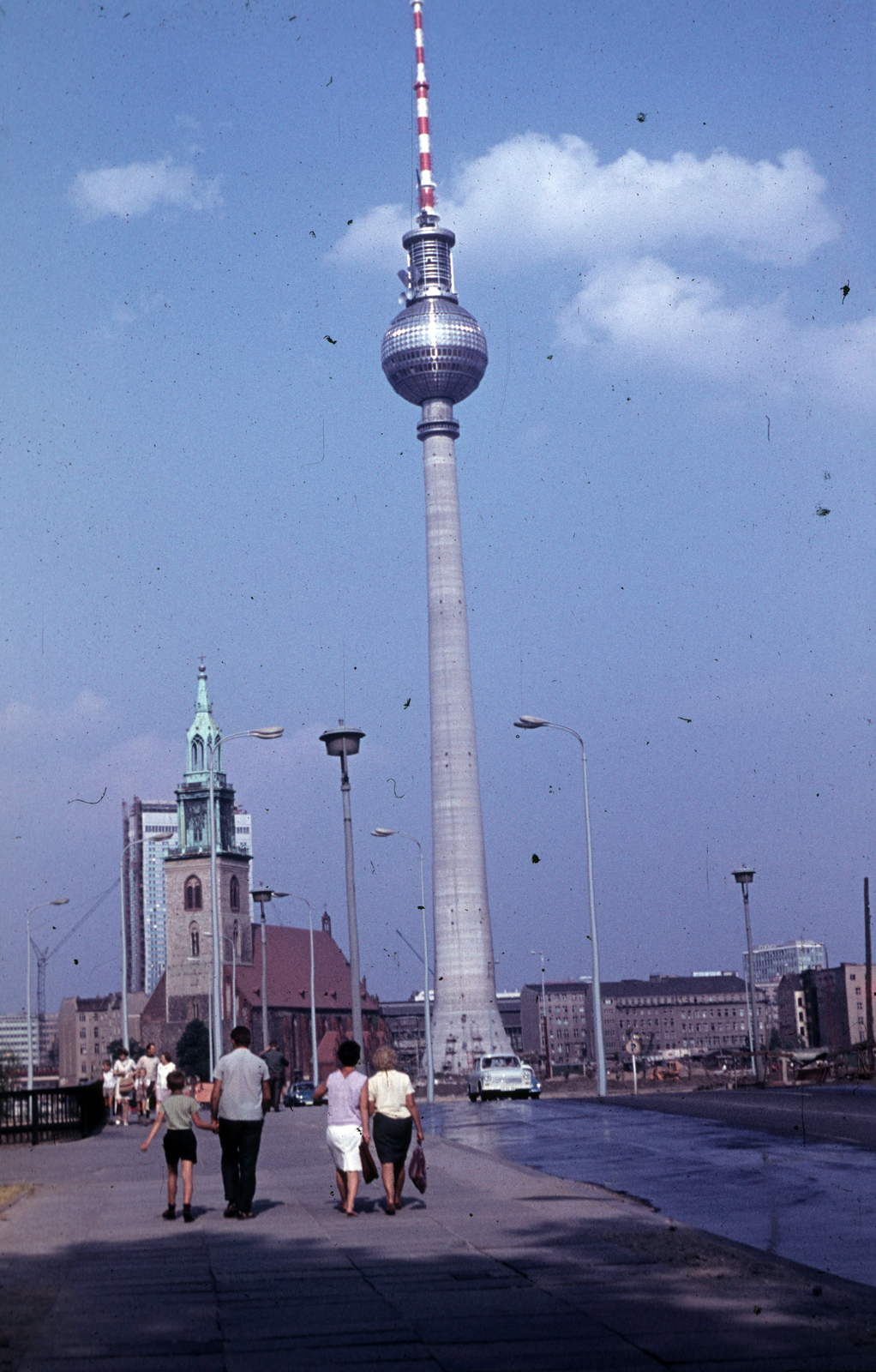 Germany, Berlin, Kelet-Berlin, Karl-Liebknecht-Strasse, balra a Marienkirche, mögötte jobbra az Alexanderplatz-on a TV torony., 1972, Heinzely Béla, Fortepan #129238
