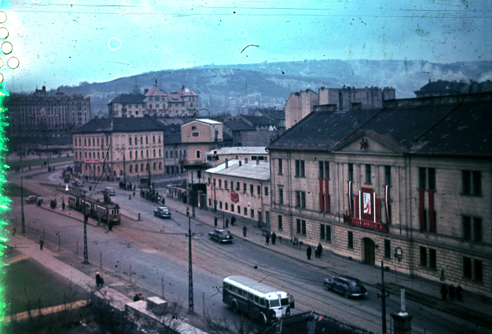 Hungary, Budapest II., Margit körút (Mártírok útja) a Széna térnél, szemben középen a Retek utca torkolata, a Lövőház utca sarkán a metróépítés felvonótornya., 1954, Heinzely Béla, Budapest, street view, tram, bus, colorful, political decoration, Fortepan #129240