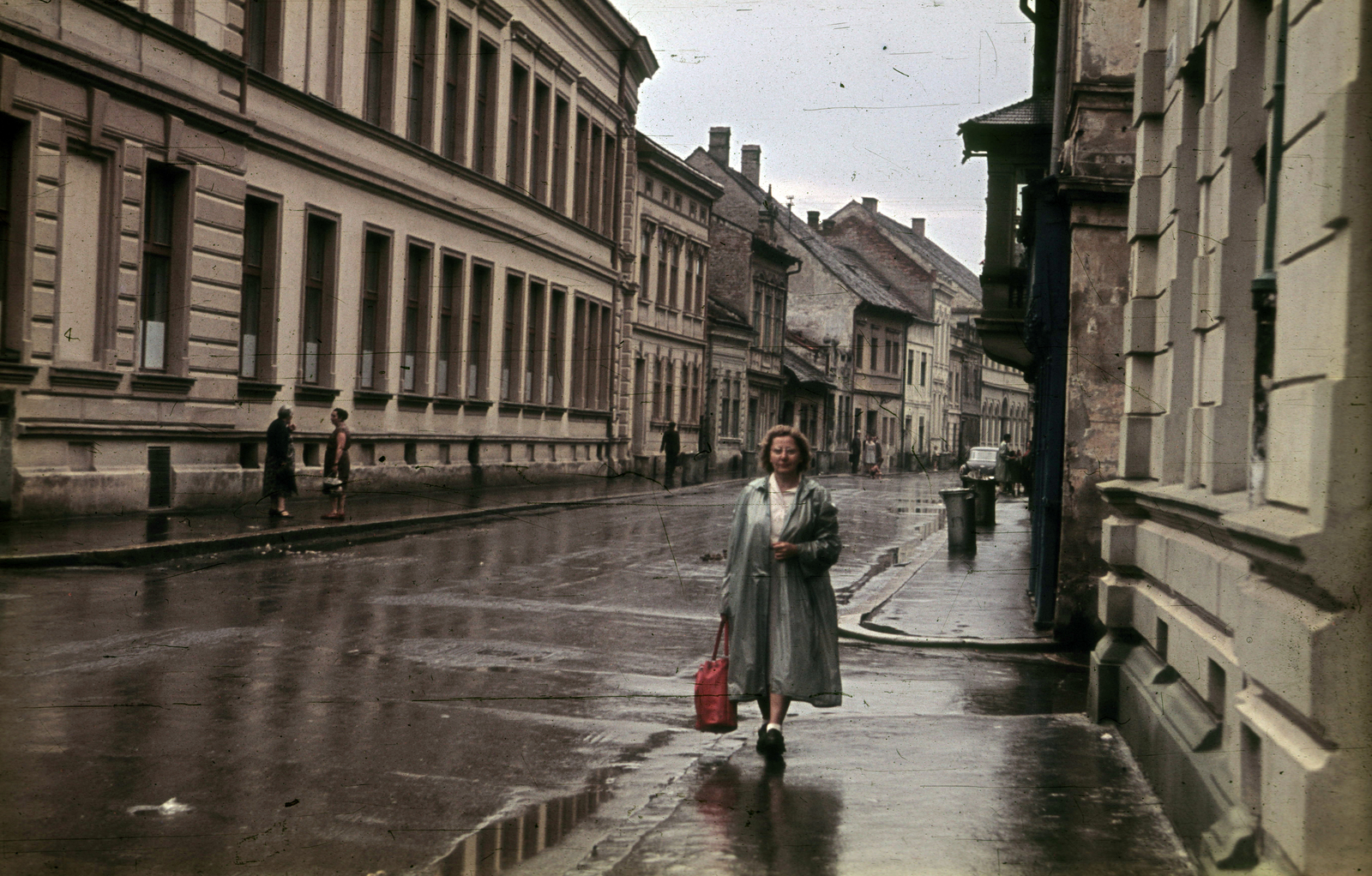 Szlovákia, Kassa, Mészáros utca (Mäsiarska ulica), ekkor Szverdlov utca (Sverdlovova ulica)., 1959, Heinzely Béla, Csehszlovákia, utcakép, kuka, erkély ablak, Fortepan #129247