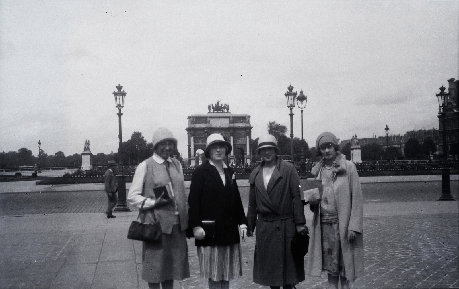 France, Paris, Place du Carrousel, háttérben a Carrousel-diadalív., 1929, Horváth Miklós dr, triumphal arch, Corinthian columns, Charles Percier-design, Pierre-François-Léonard Fontaine-design, Fortepan #129262