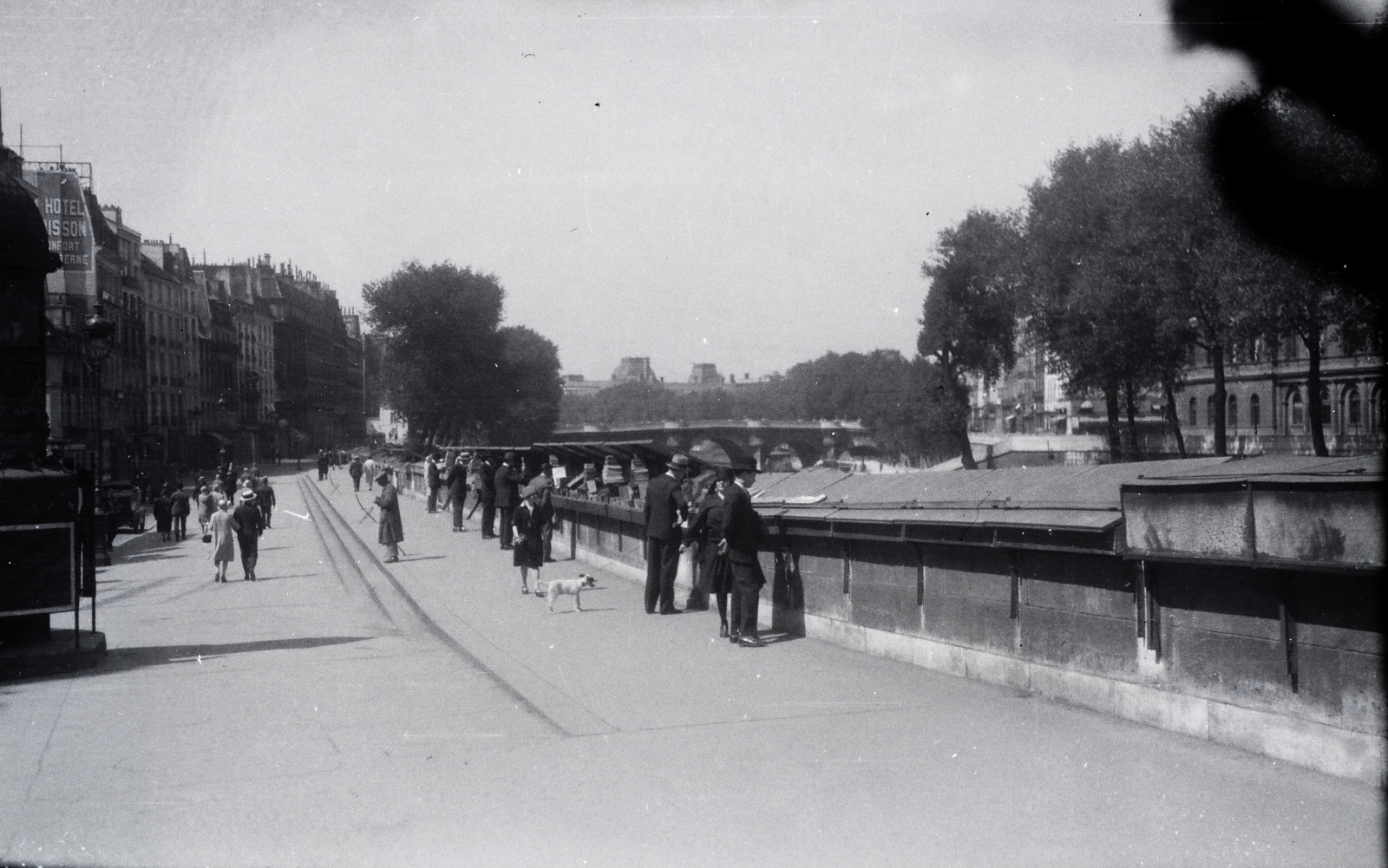 France, Paris, Quai des Grands Augustins, könyvárusok (bouquiniste) a Szajna-partján. Szemben a Pont Neuf, jobbra a Cité-sziget., 1929, Horváth Miklós dr, Fortepan #129264