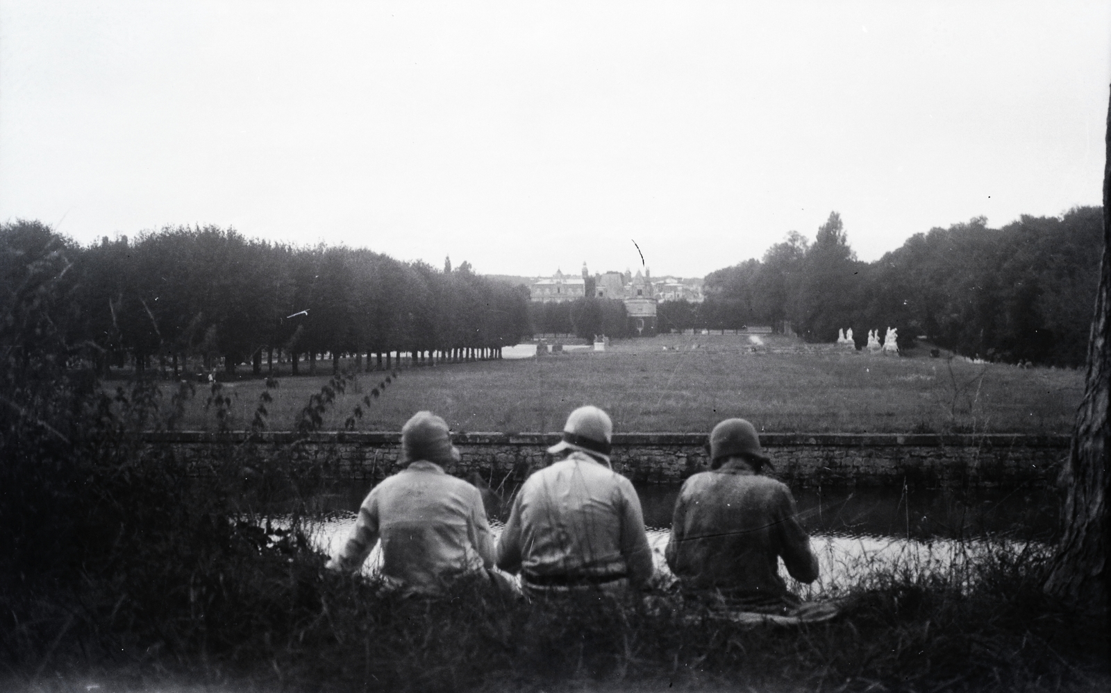 France, Fontainebleau, a királyi kastély parkja., 1929, Horváth Miklós dr, back, women, sitting, Fortepan #129268