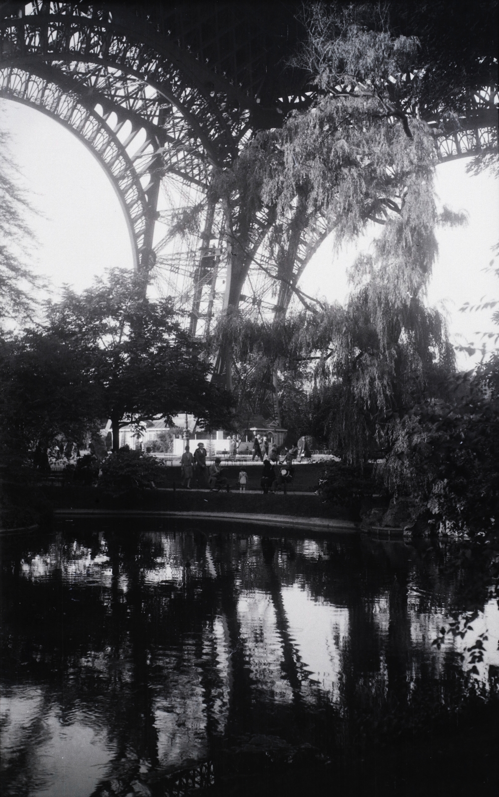 France, Paris, sétány és tó az Eiffel-torony lábazatánál., 1929, Horváth Miklós dr, Fortepan #129273
