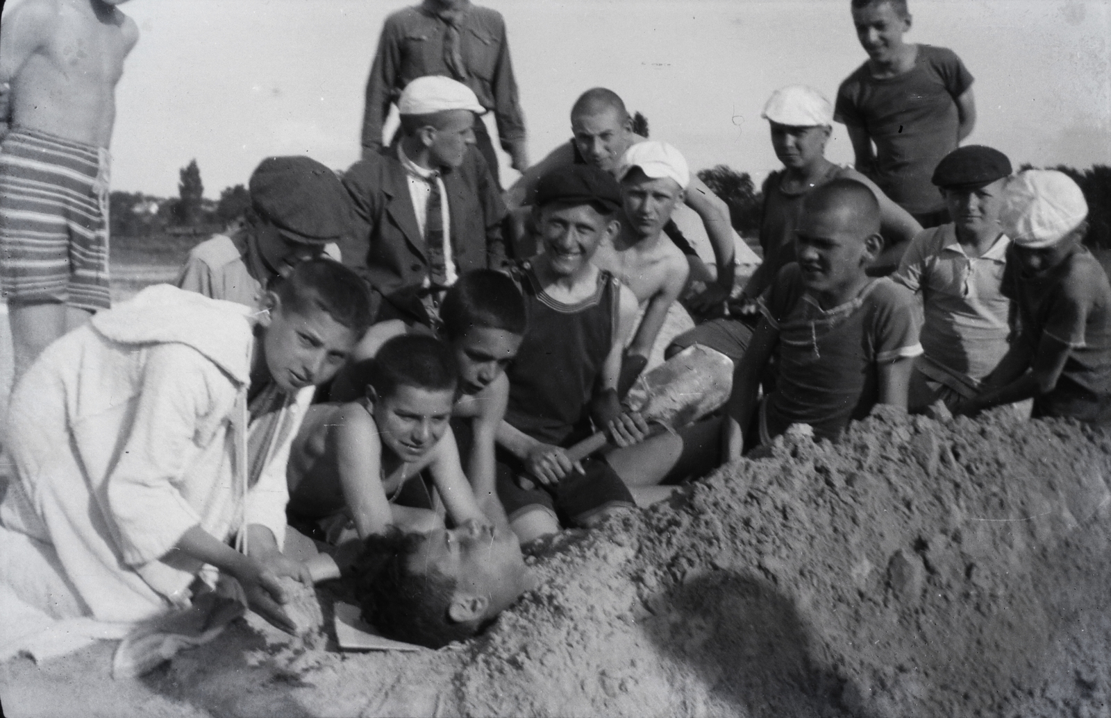 1933, Horváth Miklós dr, spade, jesting, boys, sand, Fortepan #129276