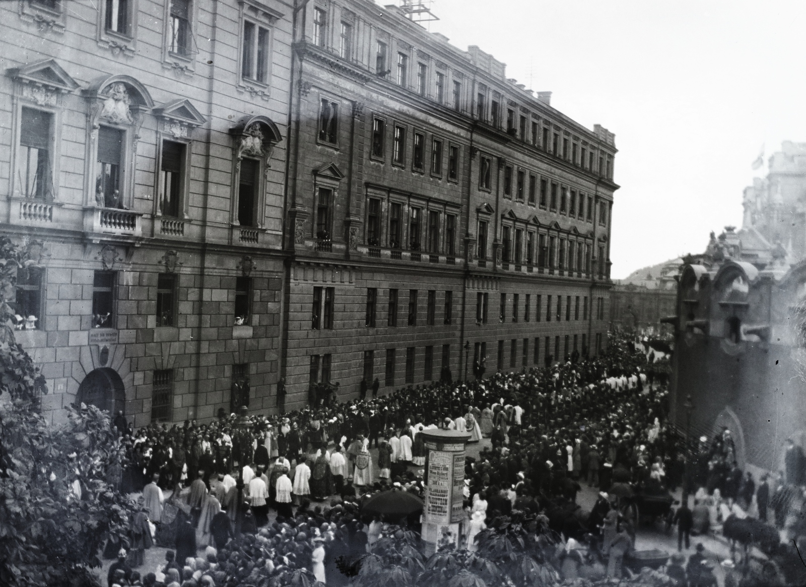 Hungary, Budapest I., Szent György utca, balra a Honvéd Főparancsnokság és a Honvédelmi Minisztérium nyugati homlokzata, jobbra a József főhercegi palota és a Teleki palota., 1935, Horváth Miklós dr, procession, Budapest, Fortepan #129302