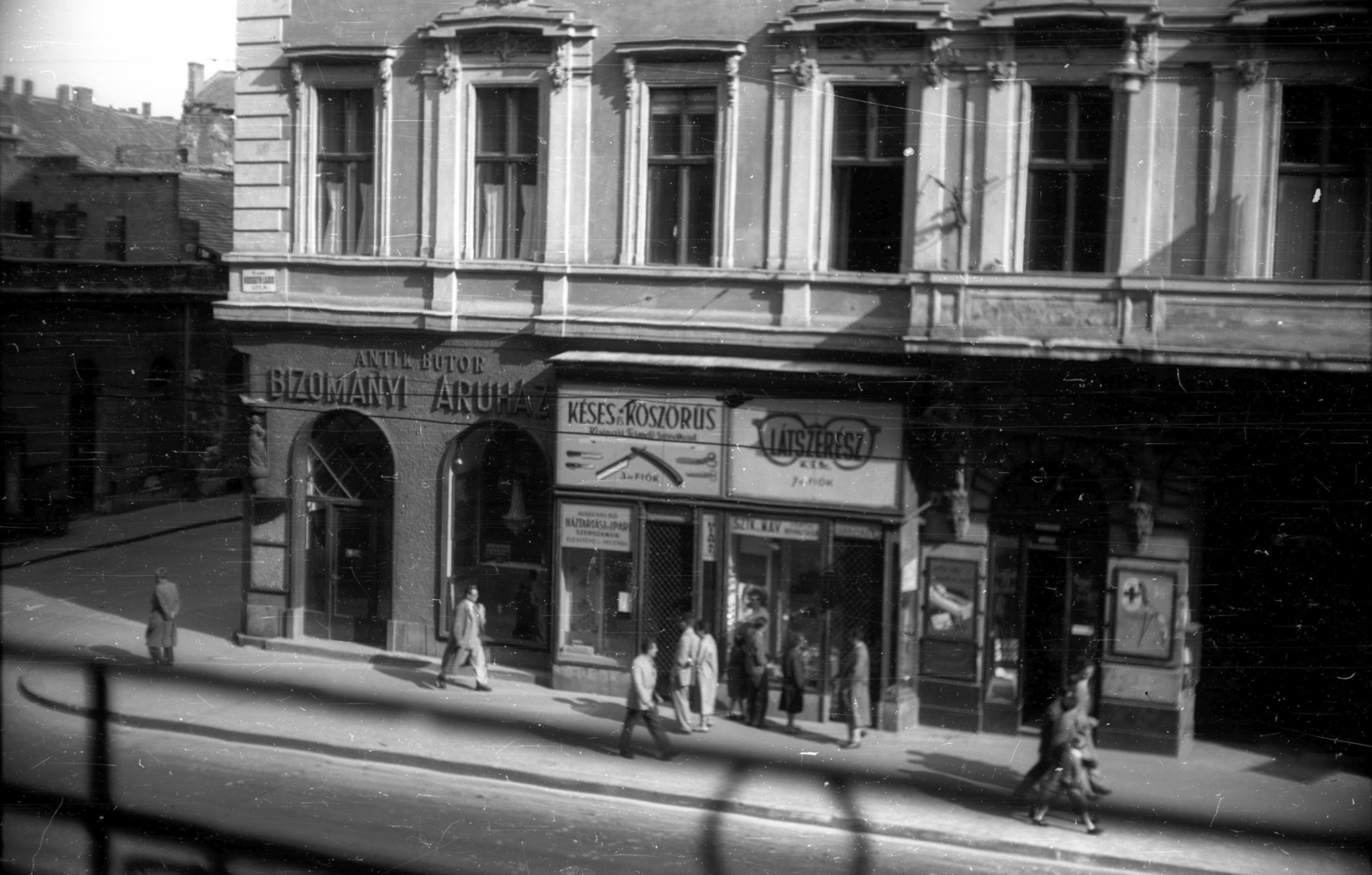 Magyarország, Budapest V., Kossuth Lajos utca, szemben balra a Szép utca., 1952, Horváth Miklós dr, cégtábla, járókelő, utcakép, életkép, utcanévtábla, Bizományi Áruház Vállalat, Budapest, optikus, késes köszörűs, Fortepan #129324